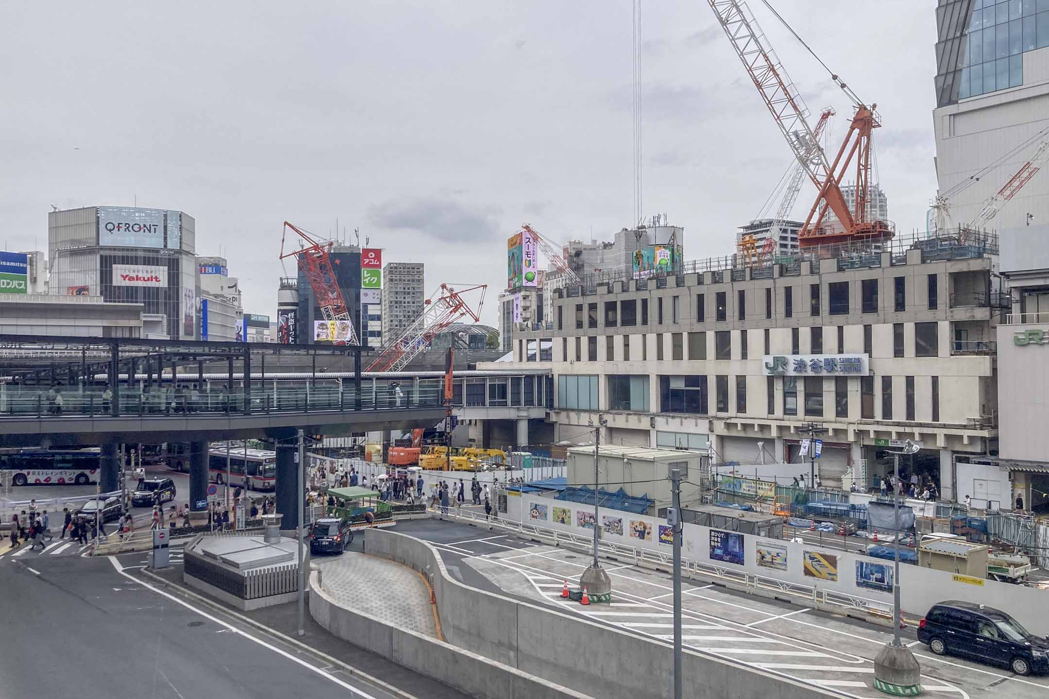 涩谷改建计划只是东京都此前面向奥运趁机升级的项目之一，事实上，整个都内到处动工，新型商场此起彼落，车站外围被多栋巨型商场并以圆环形天桥串连。摄影：李照兴