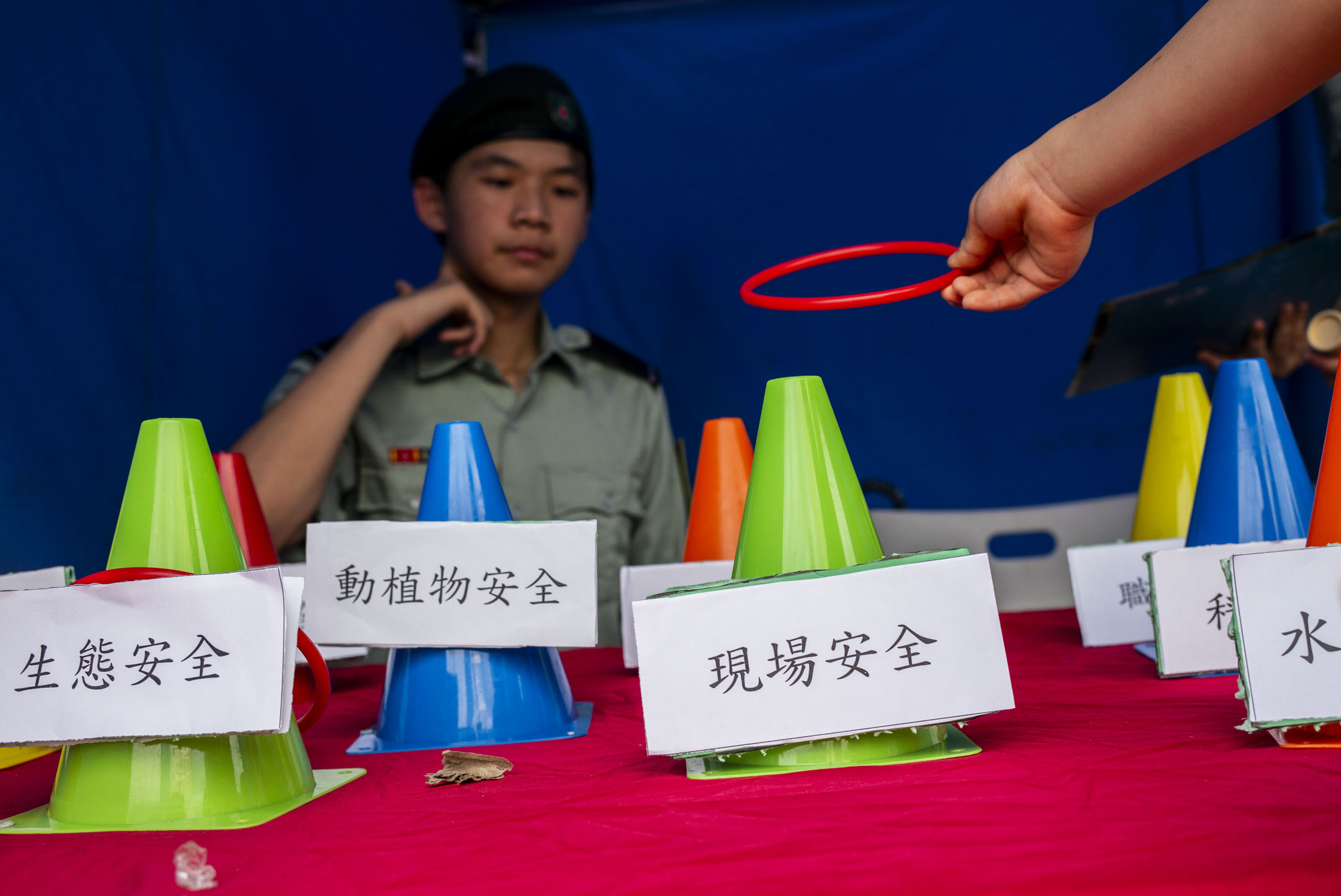 2024年4月14日,觀塘區國家安全嘉年華在香港輔警總部舉行,包括步操匯演、攤位遊戲、表演及展覽等活動。攝:林振東/端傳媒