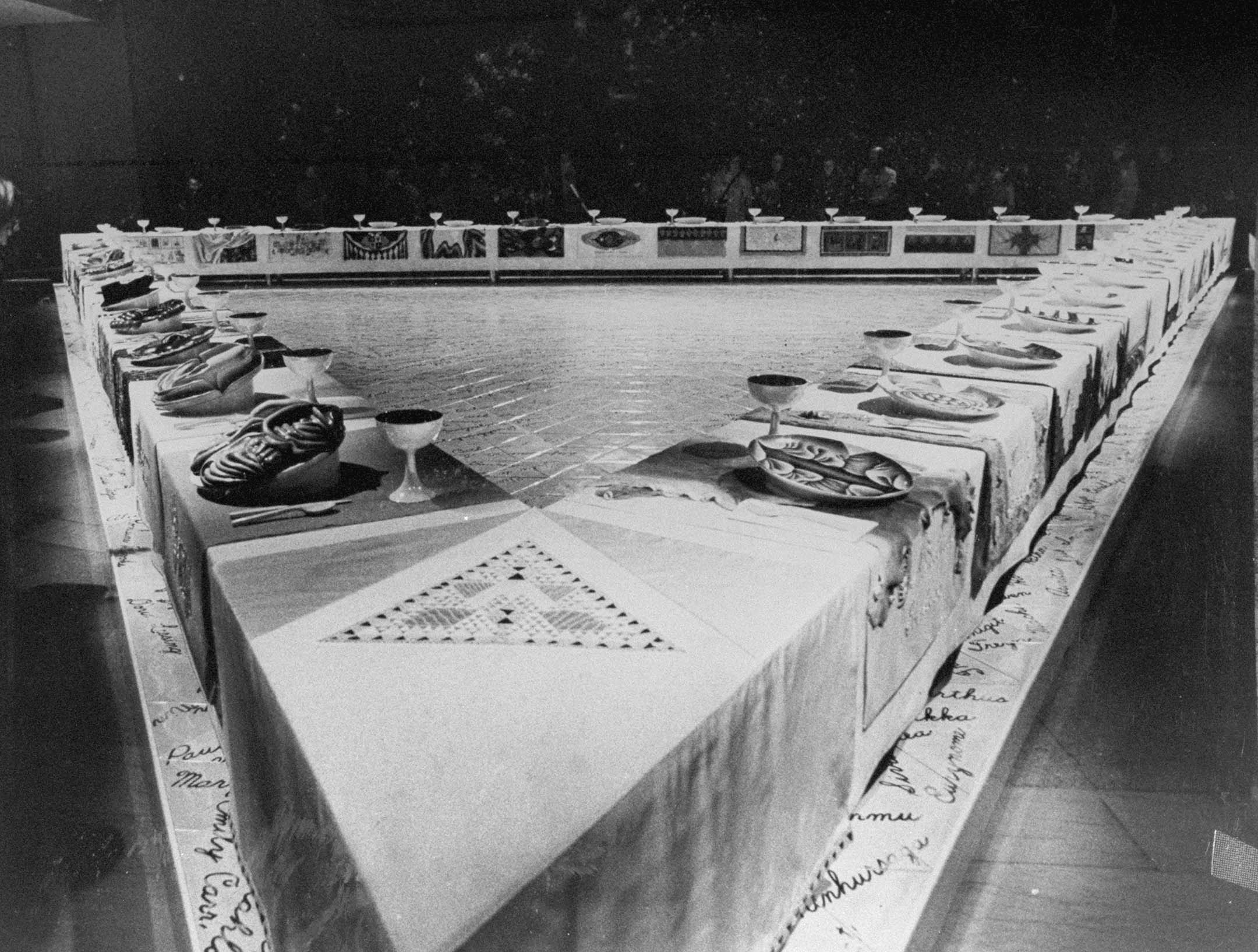 Judy Chicagp的藝術裝置Dinner Party 。攝:Ed Molinari/NY Daily News Archive via Getty Images