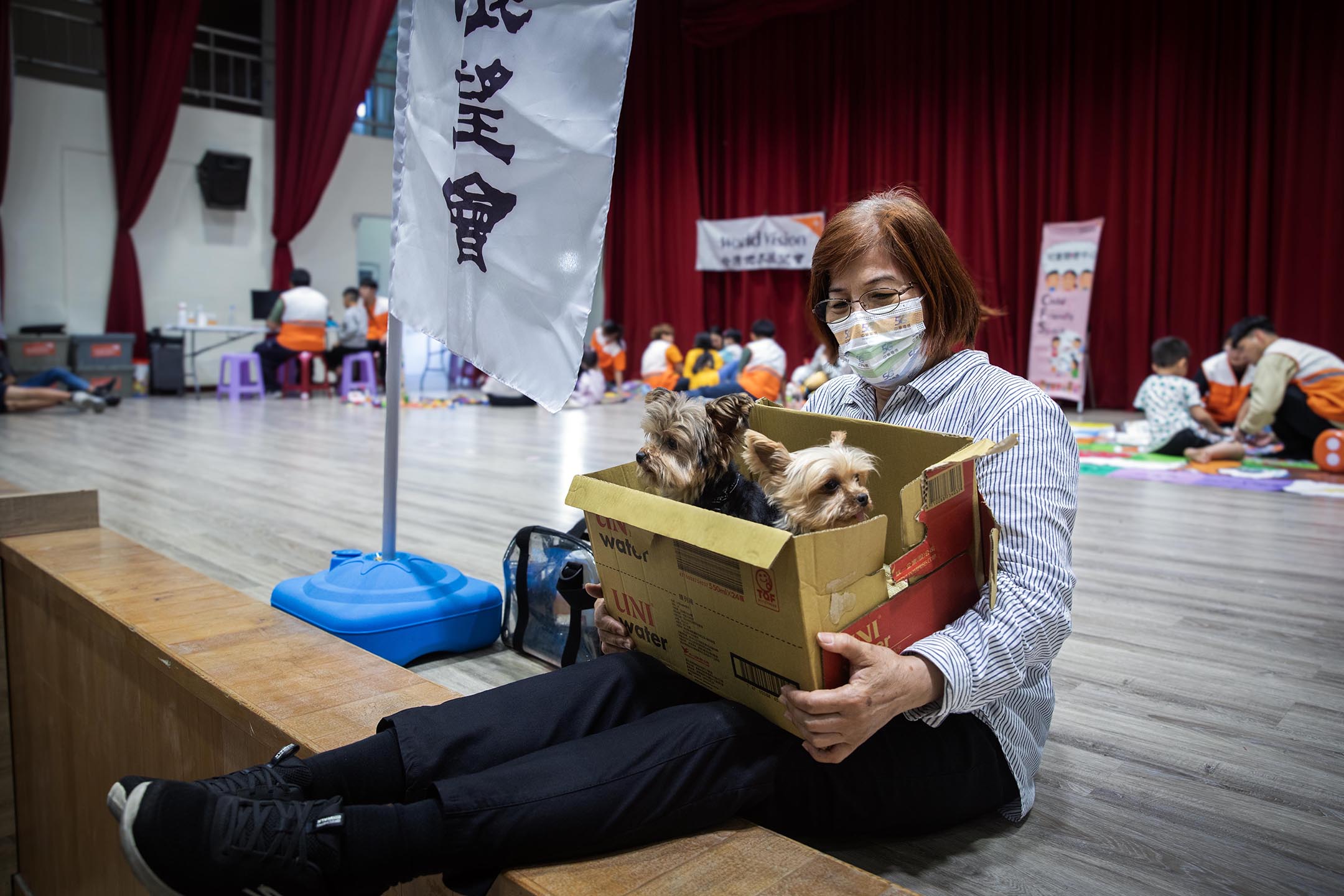 2024年4月4日,花蓮,收容中心內,一名女士抱著自己的狗。攝:陳焯煇/端傳媒