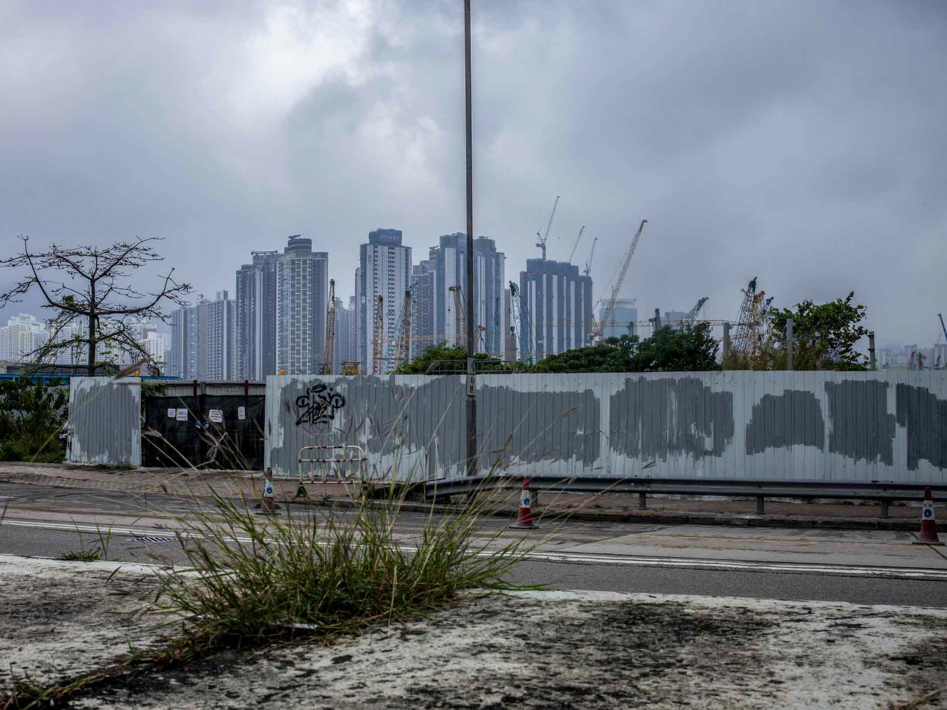 香港的一個工地圍板,上面有被塗抹過的痕跡。攝:林振東/端傳媒