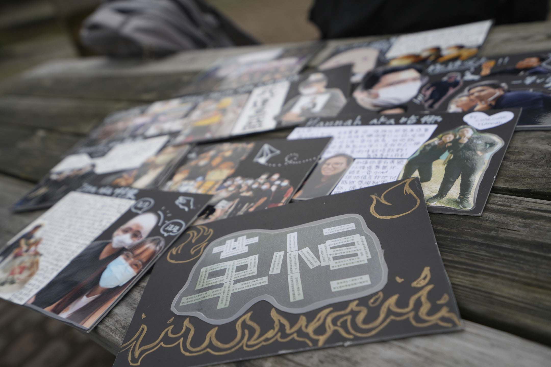 在大学上庄的日子是 Justin最快乐的时光,临别时他的庄员制作小卡子向他写上祝福。摄影:陈琪