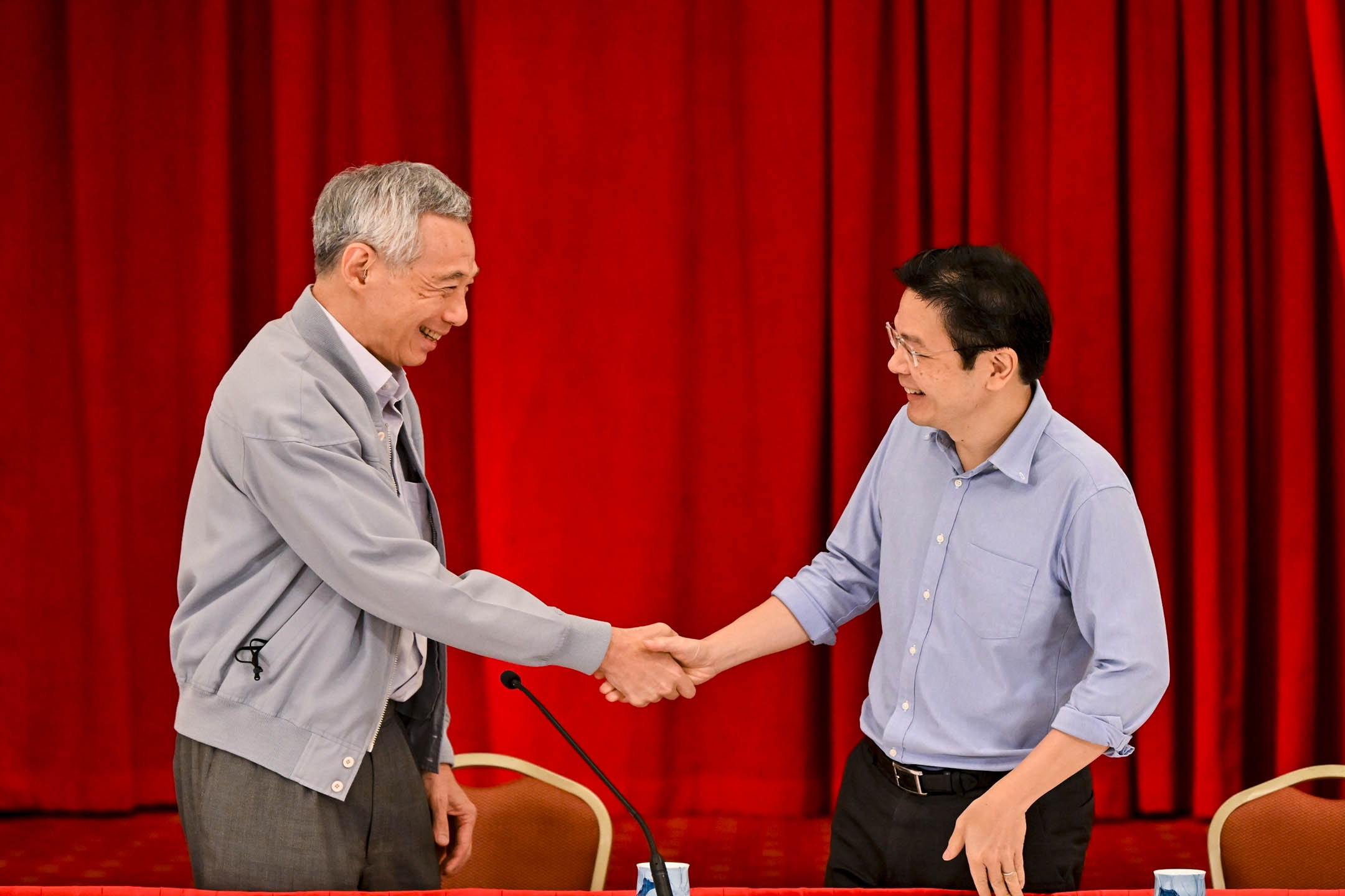 2022年4月16日,新加坡總理李顯龍在記者會上與財政部長黃循財握手。攝:Singapore Press via AP/達志影像
