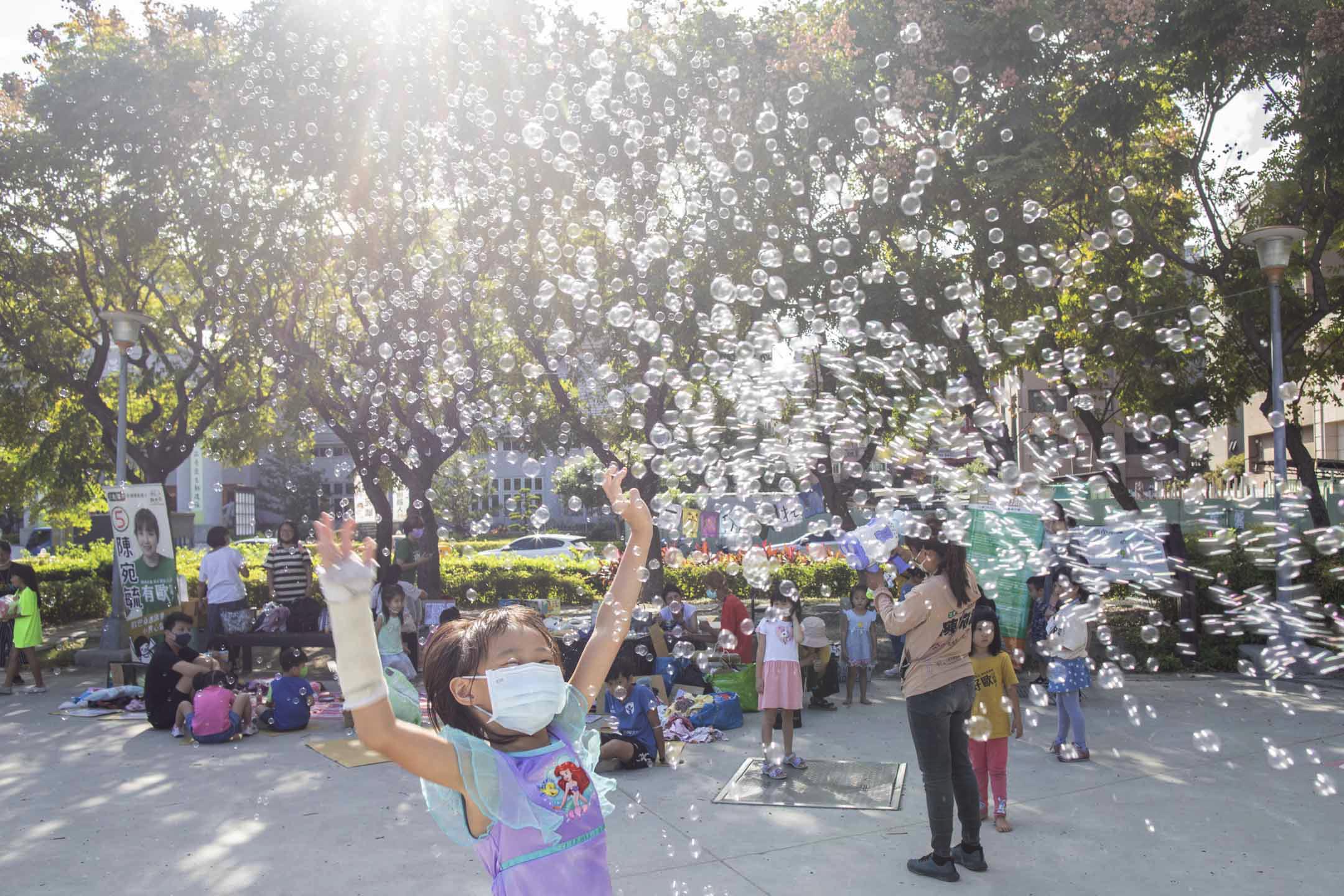 2022年11月19日,「小民參政歐巴桑聯盟」成員陳宛毓參選新北市三重蘆洲區市議員,在公園舉辦親子選舉活動。攝:林振東/端傳媒