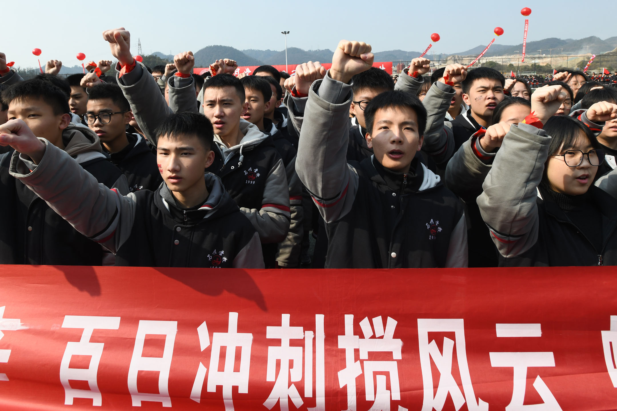 2023年2月27日,中國貴陽,高三學生在一場紀念高考倒數100天的動員會上宣誓。攝:VCG/VCG via Getty Images