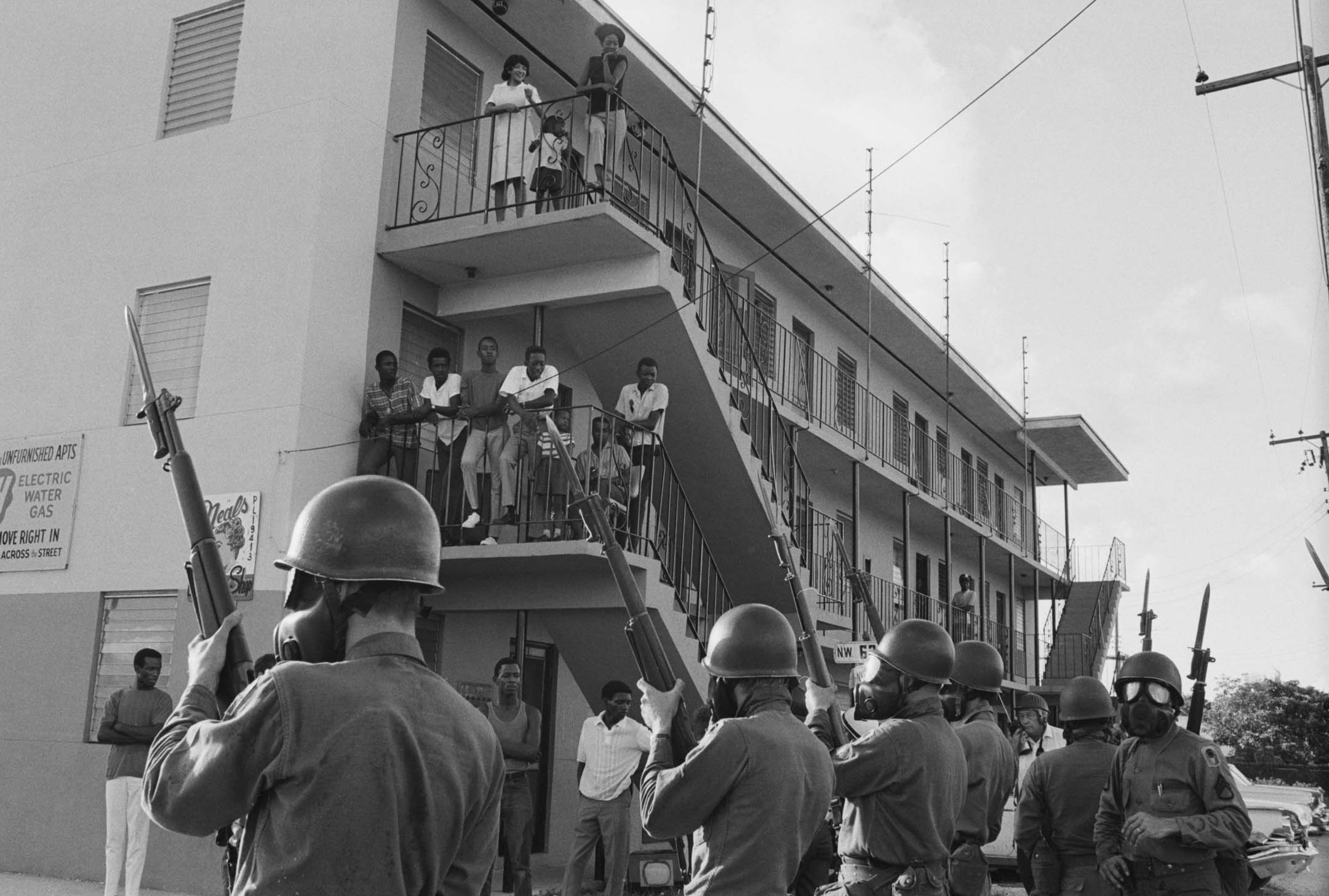 1968年,邁阿密自由城社區的居民和武裝警察。攝:Getty Images