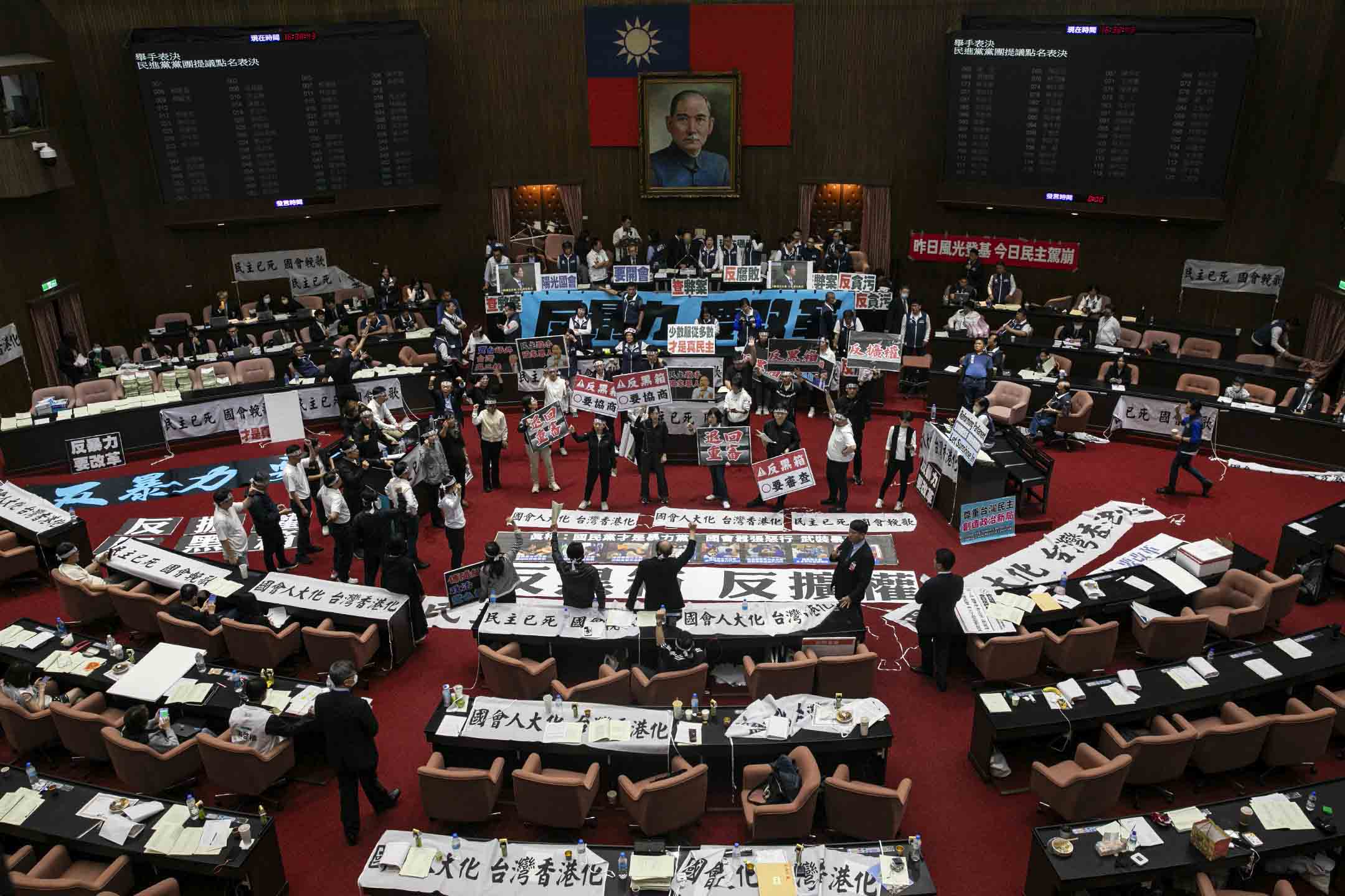 2024年5月17日, 立法院继续处理蓝白国会改革提案,就藐视国会罪与扩张人事同意权进行攻防。摄:陈焯煇/端传媒