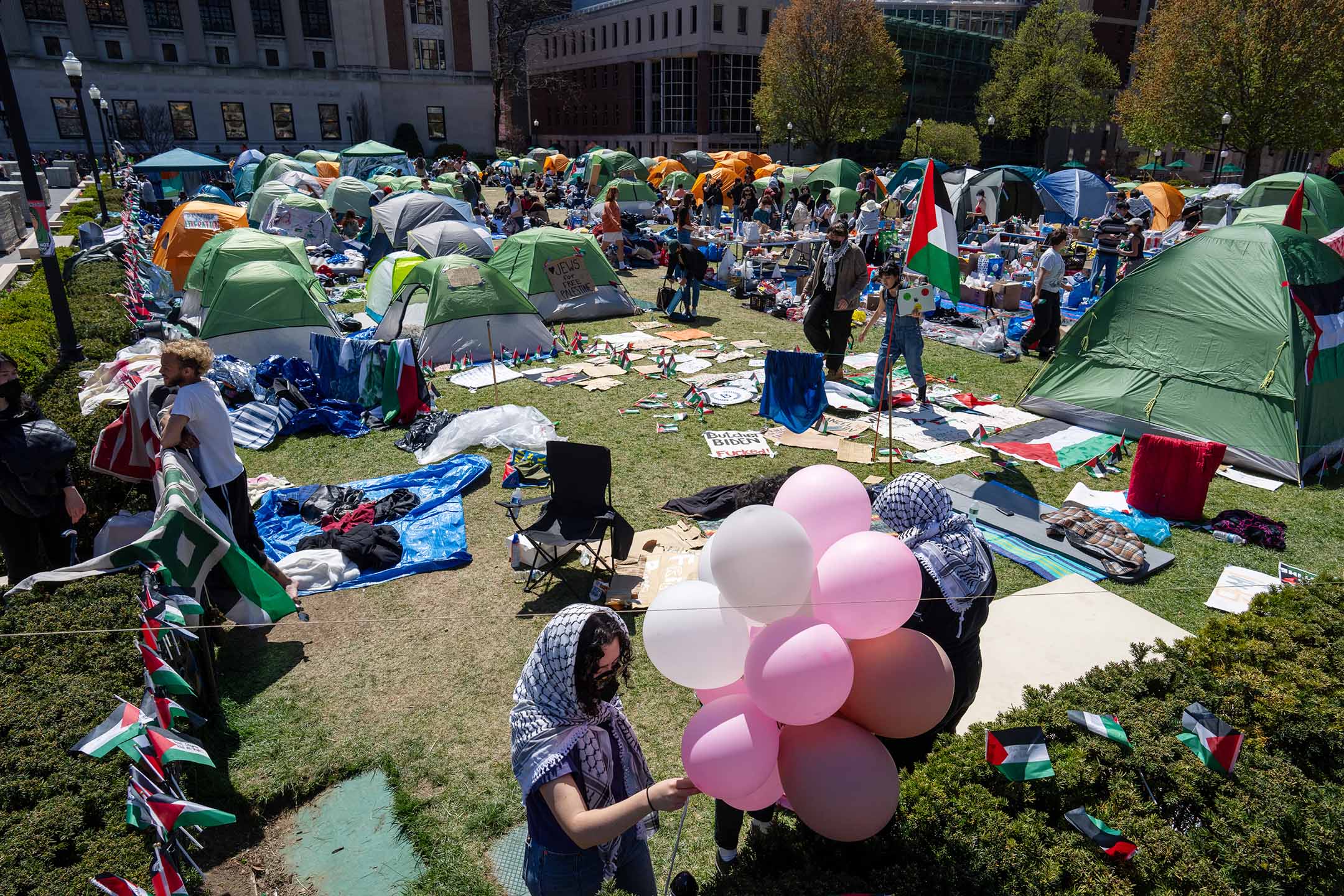 2024年4月22日,纽约,支持巴勒斯坦的示威者聚集在哥伦比亚大学校园的草坪上。摄:Spencer Platt/Getty Images