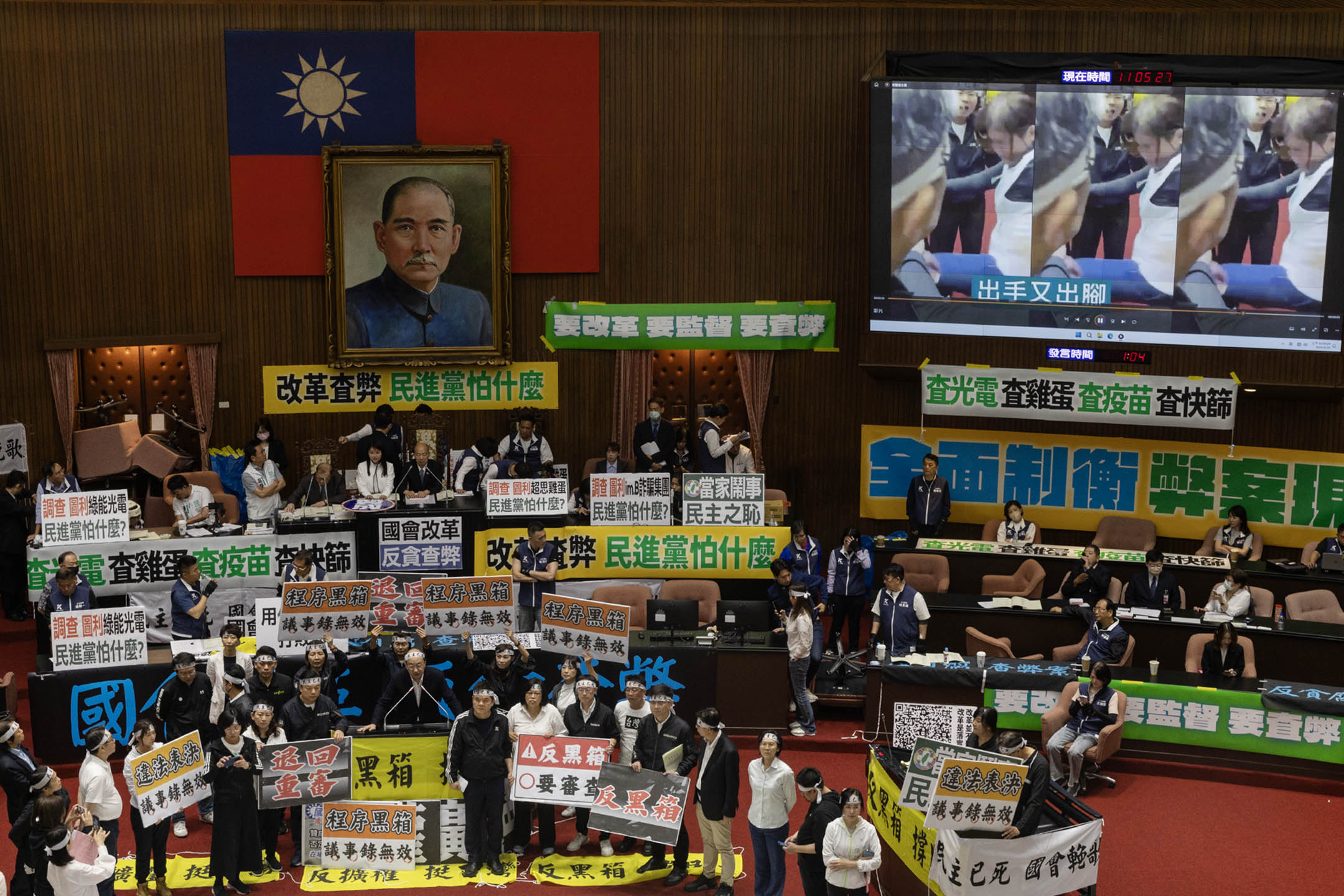 2024年5月24日,台北,立法院繼續處理藍白國會改革提案,民進黨立委在立法院發言。攝:陳焯煇/端傳媒