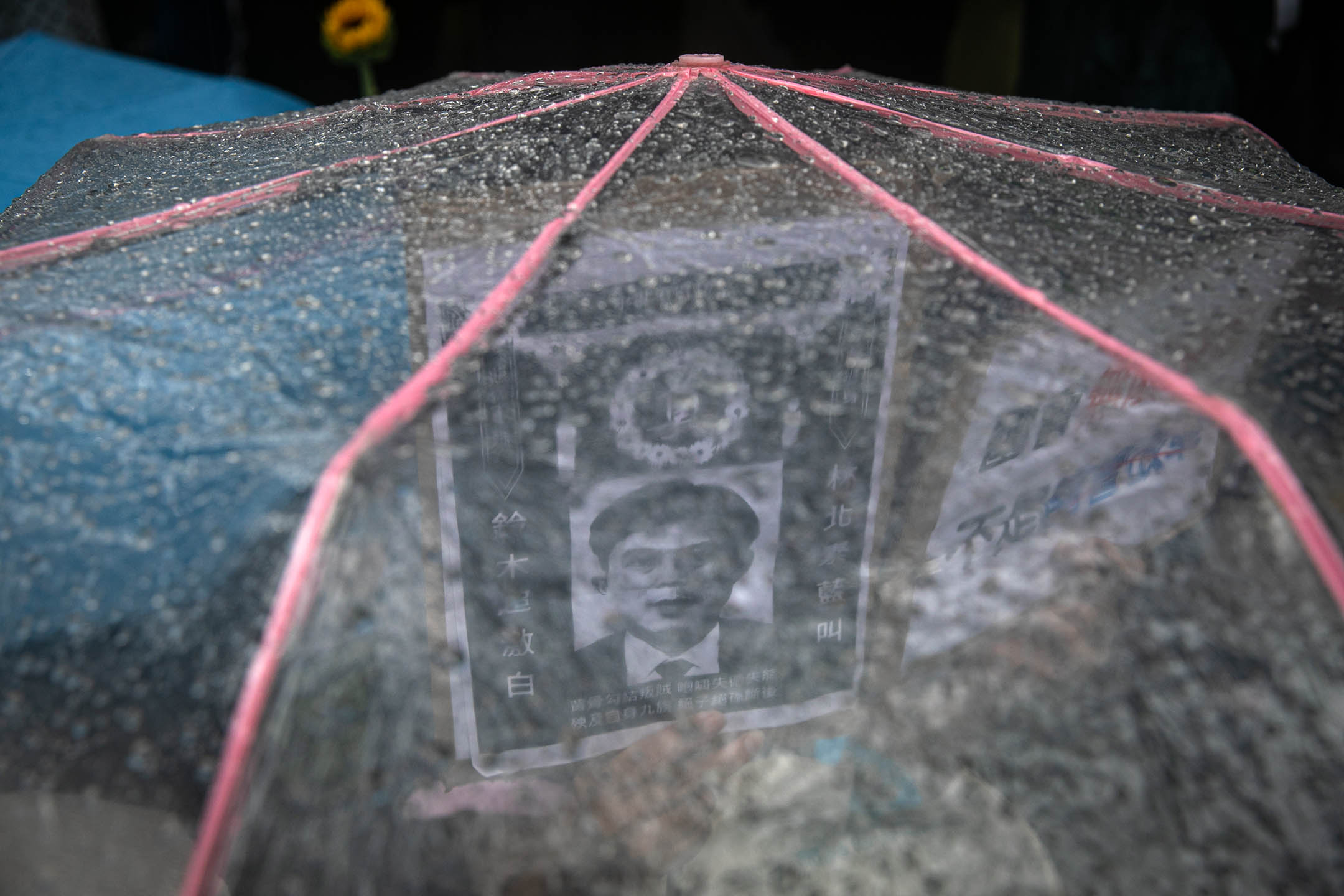 2024年5月21日,台北,立法院繼續處理藍白國會改革提案,場外示威者在大雨下集會。攝:陳焯煇/端傳媒