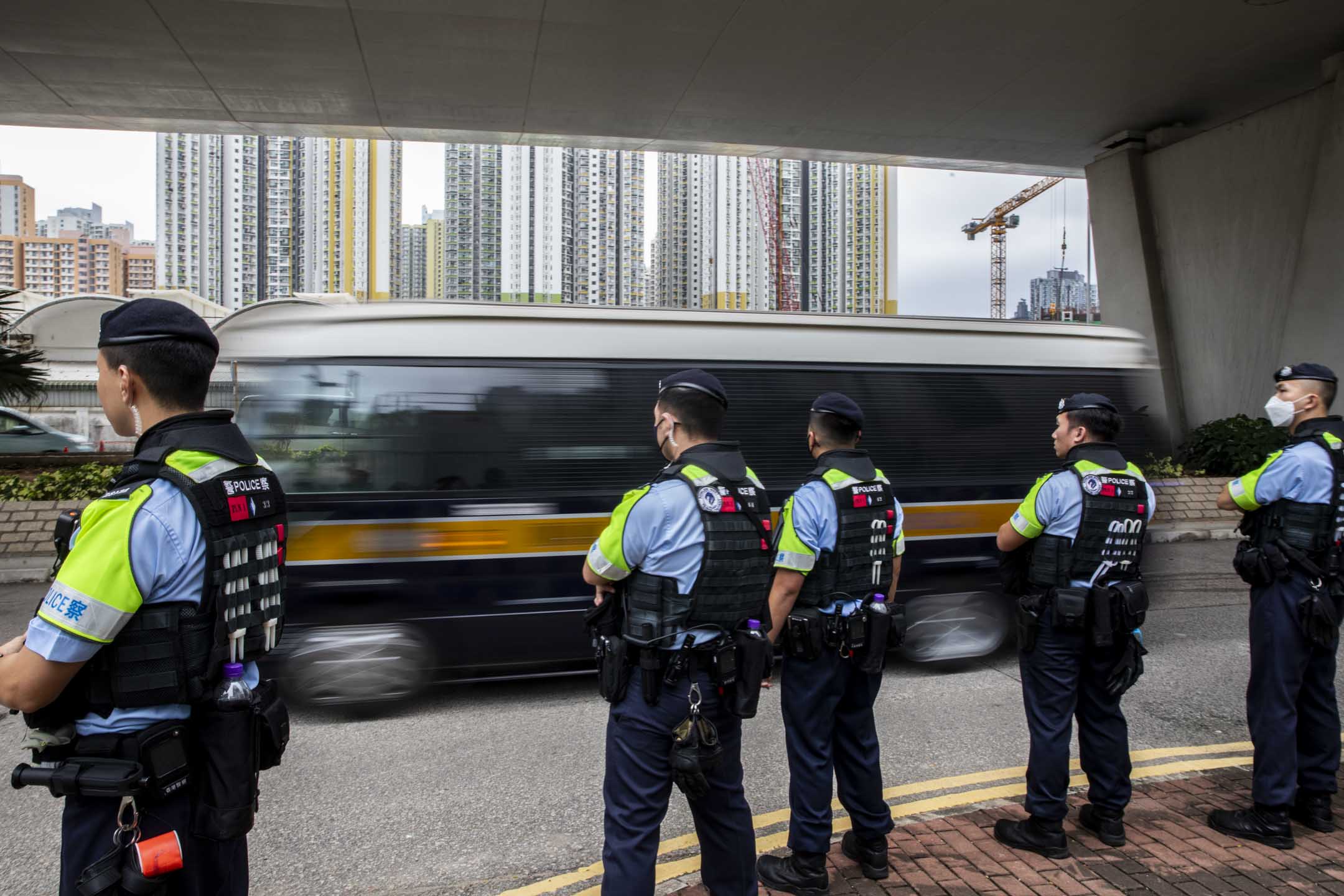 2024年5月30日,香港民主派47人初选案首日裁决,被告由囚车押送离开。摄:林振东/端传媒