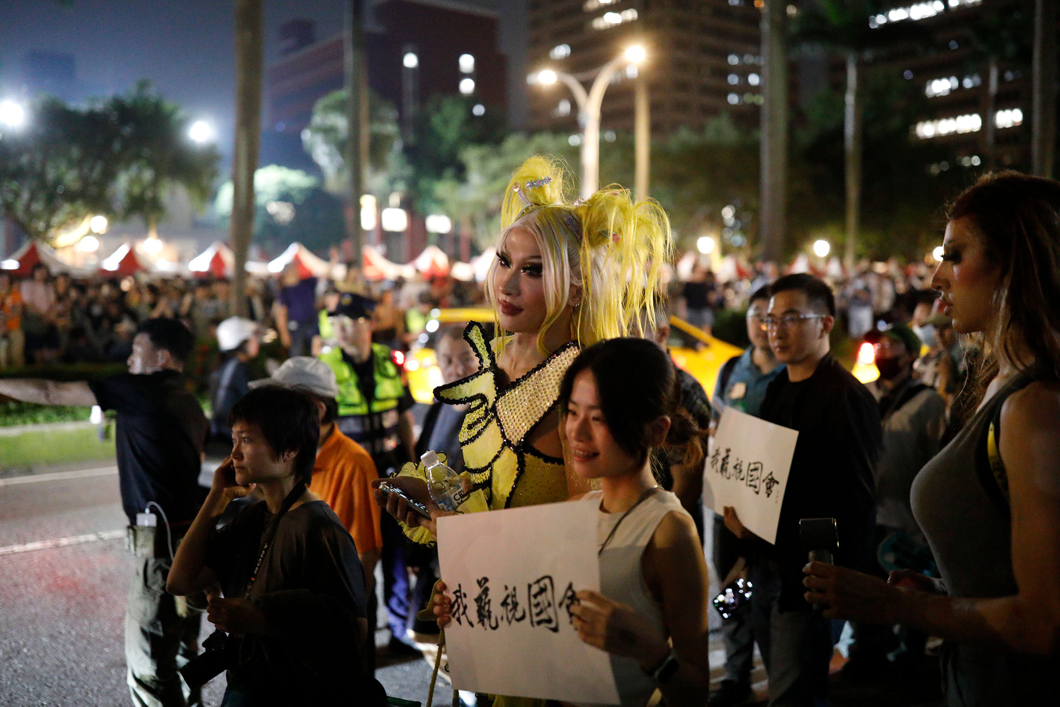 2024年5月24日,立法院繼續處理藍白國會改革提案,日前奪下魯保羅變裝秀的變裝皇后妮妃雅到現場聲援。攝:林振東1/端傳媒