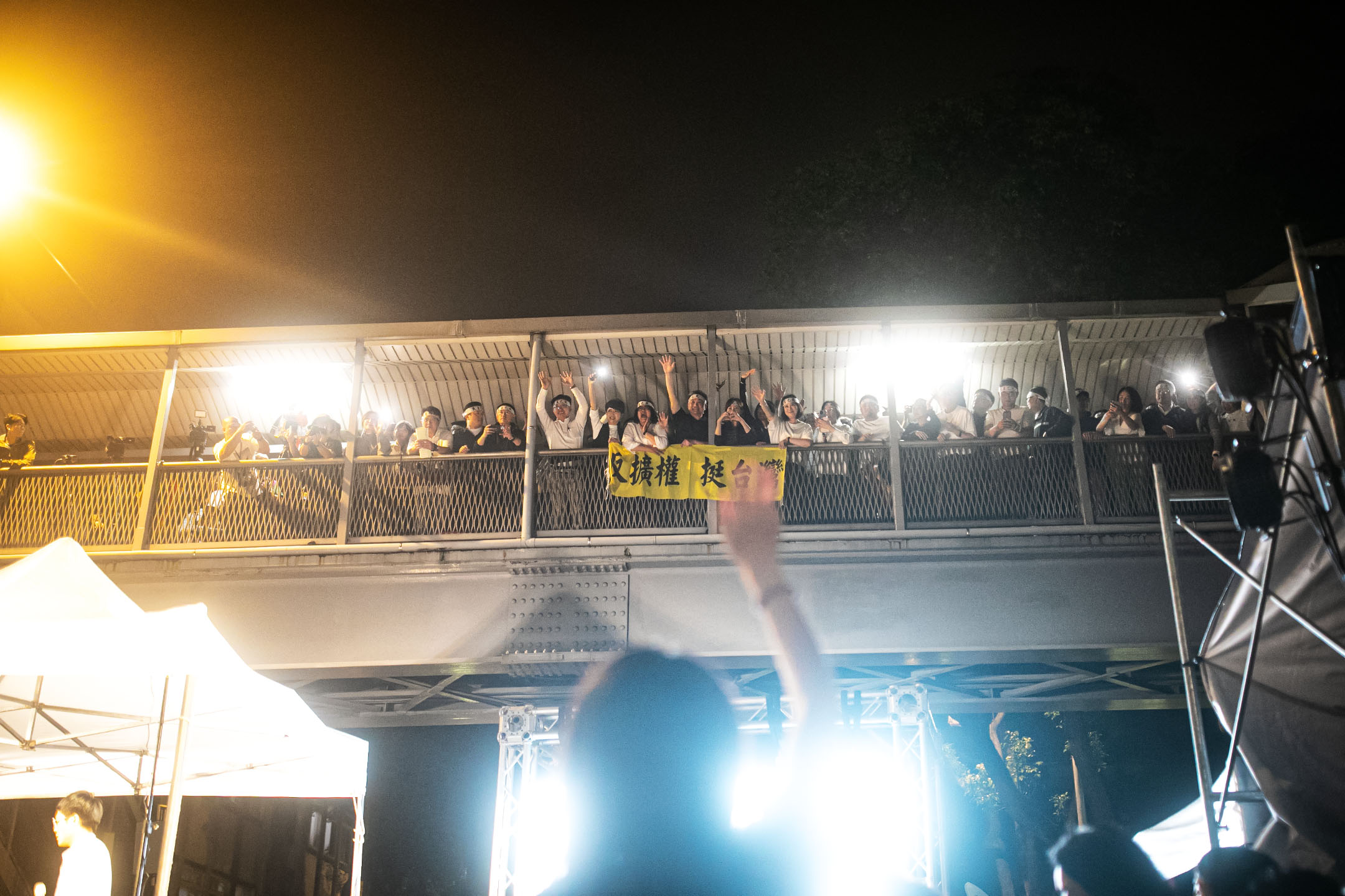 2024年5月21日,台北,立法院繼續處理藍白國會改革提案,場外上萬民衆聚集抗議,民進黨立委在橋上向民眾揮手。攝:陳焯煇/端傳媒