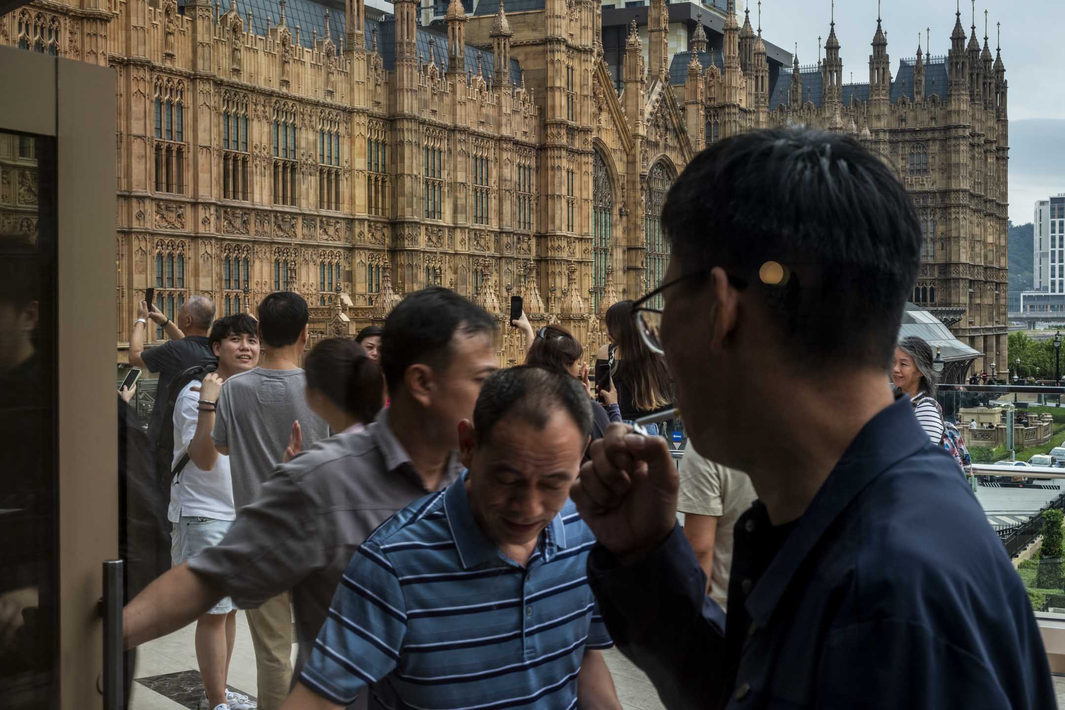 澳門的賭場與旅客。攝:林振東/端傳媒