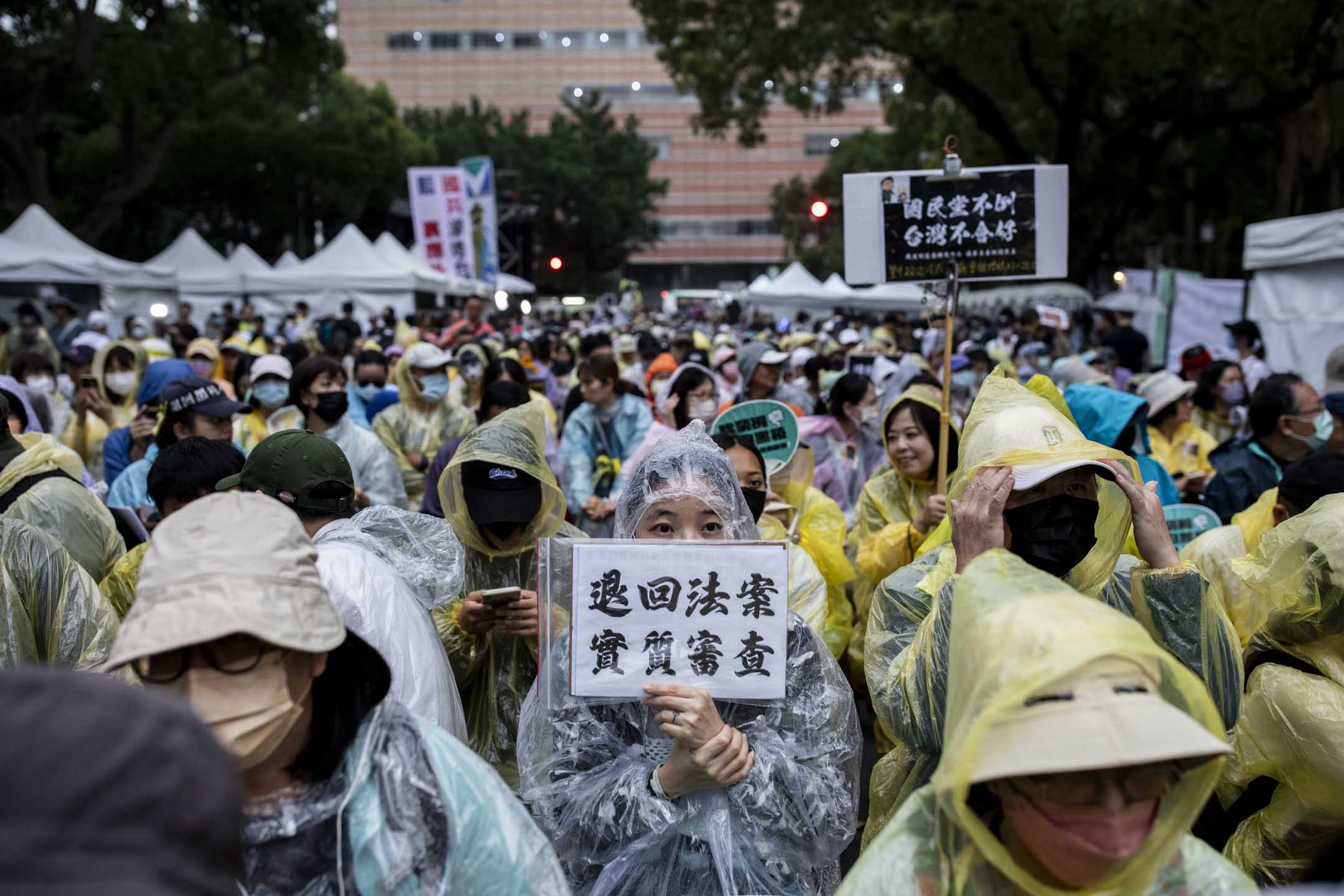 2024年5月28日,台北,立法院進行國會改革法案審議,立法院外有民衆集會。攝:林振東/端傳媒