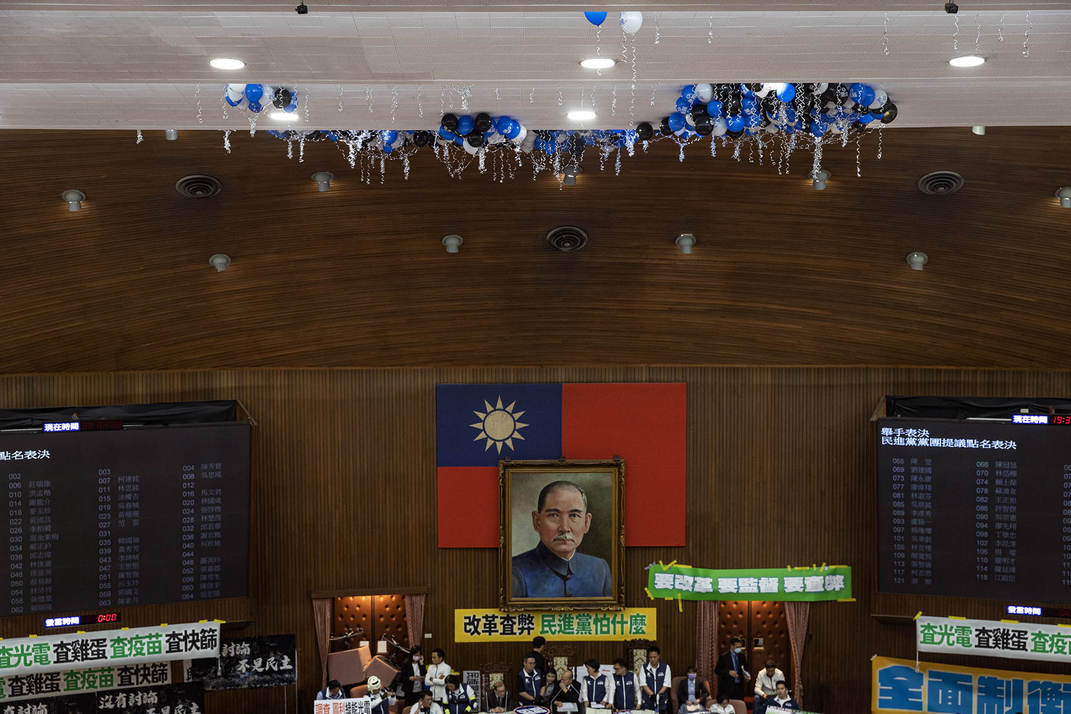 2024年5月24日,台北,立法院繼續處理藍白國會改革提案,民進黨立委在立法院内放汽球。攝:陳焯煇/端傳媒