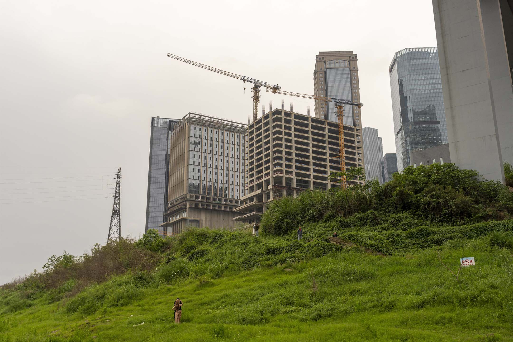 2024年5月2日,中國重慶,當地的一棟建設中的建築工地。攝:Raul Ariano/Bloomberg via Getty Images