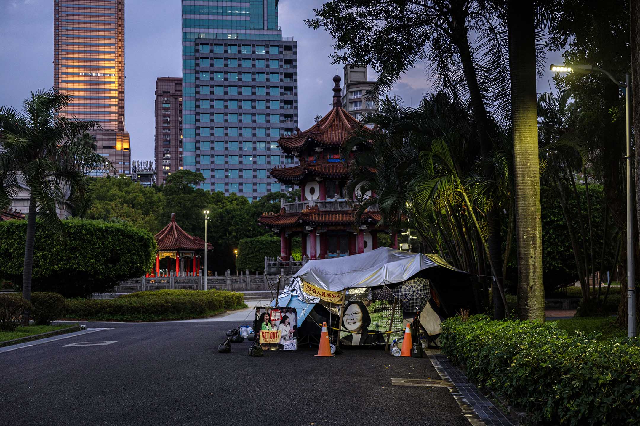 2024年5月6日,台北,巴奈于二二八公园内的帐篷。摄:陈焯煇/端传媒