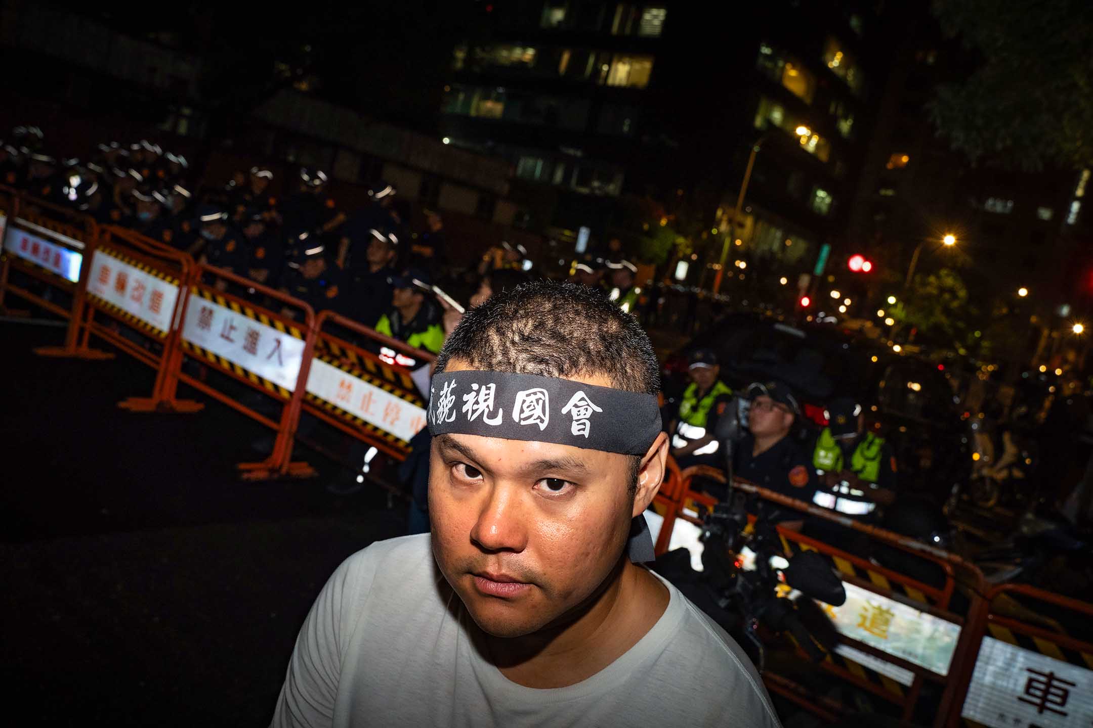 2024年5月21日,台北,立法院繼續處理藍白國會改革提案,場外上萬民衆聚集抗議。攝:唐佐欣/端傳媒
