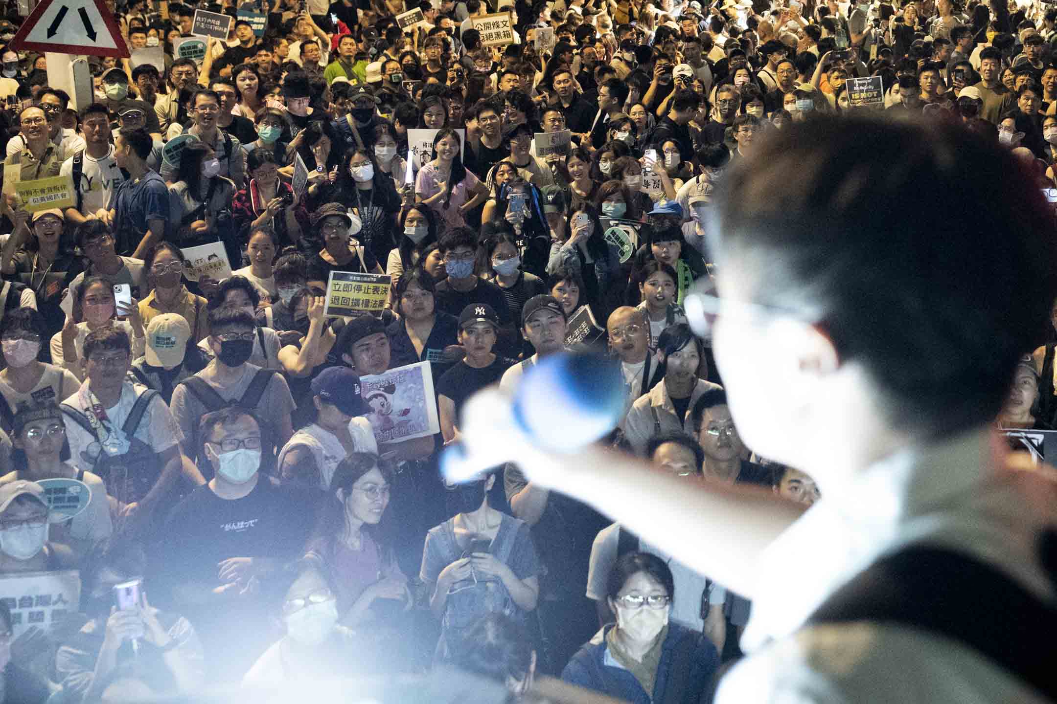 2024年5月24日,台北,立法院繼續處理藍白國會改革提案,民衆聚集立院外抗議。攝:林振東/端傳媒