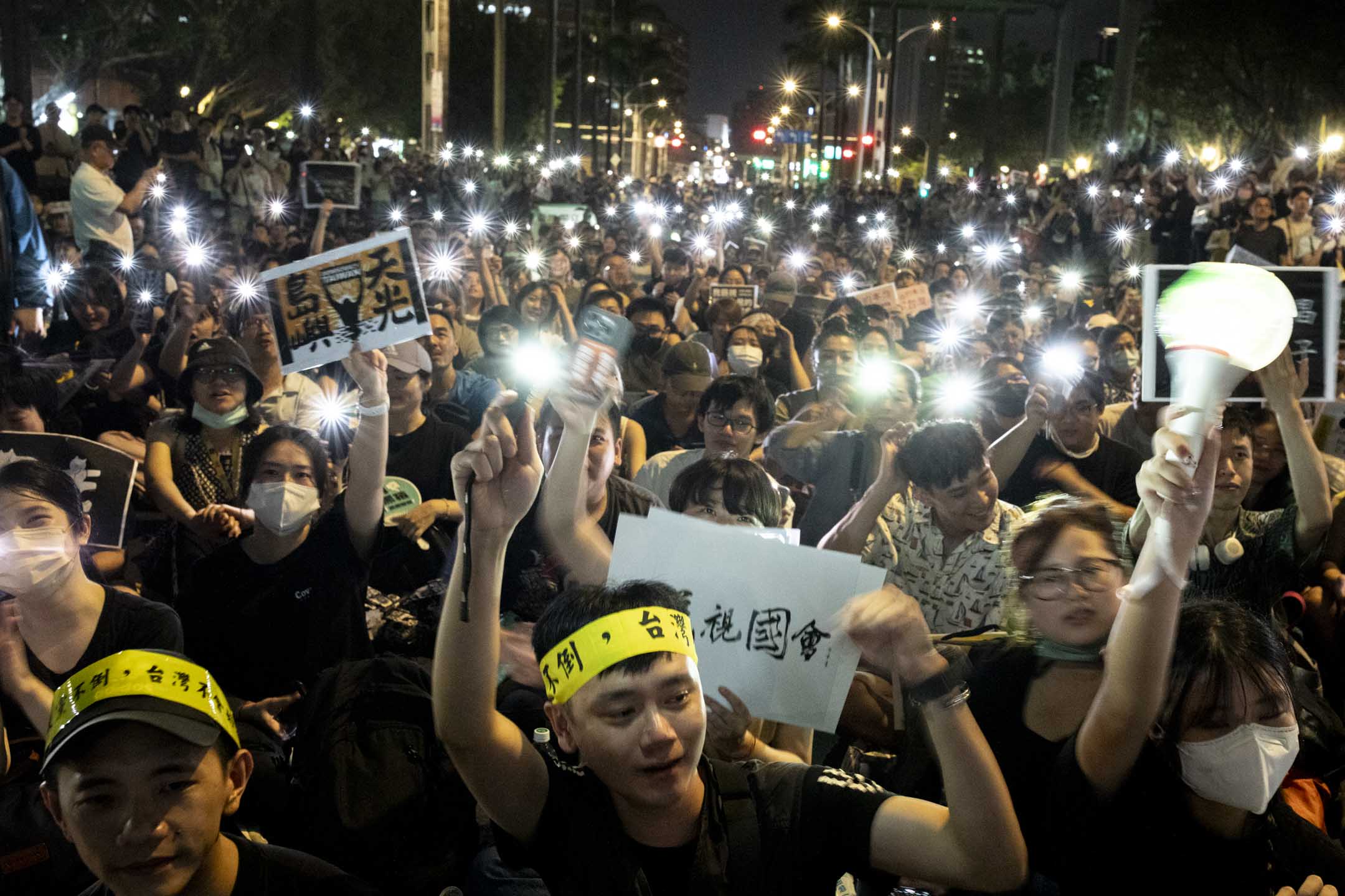 2024年5月24日,台北,立法院繼續處理藍白國會改革提案,民衆聚集立院外抗議。攝:林振東/端傳媒