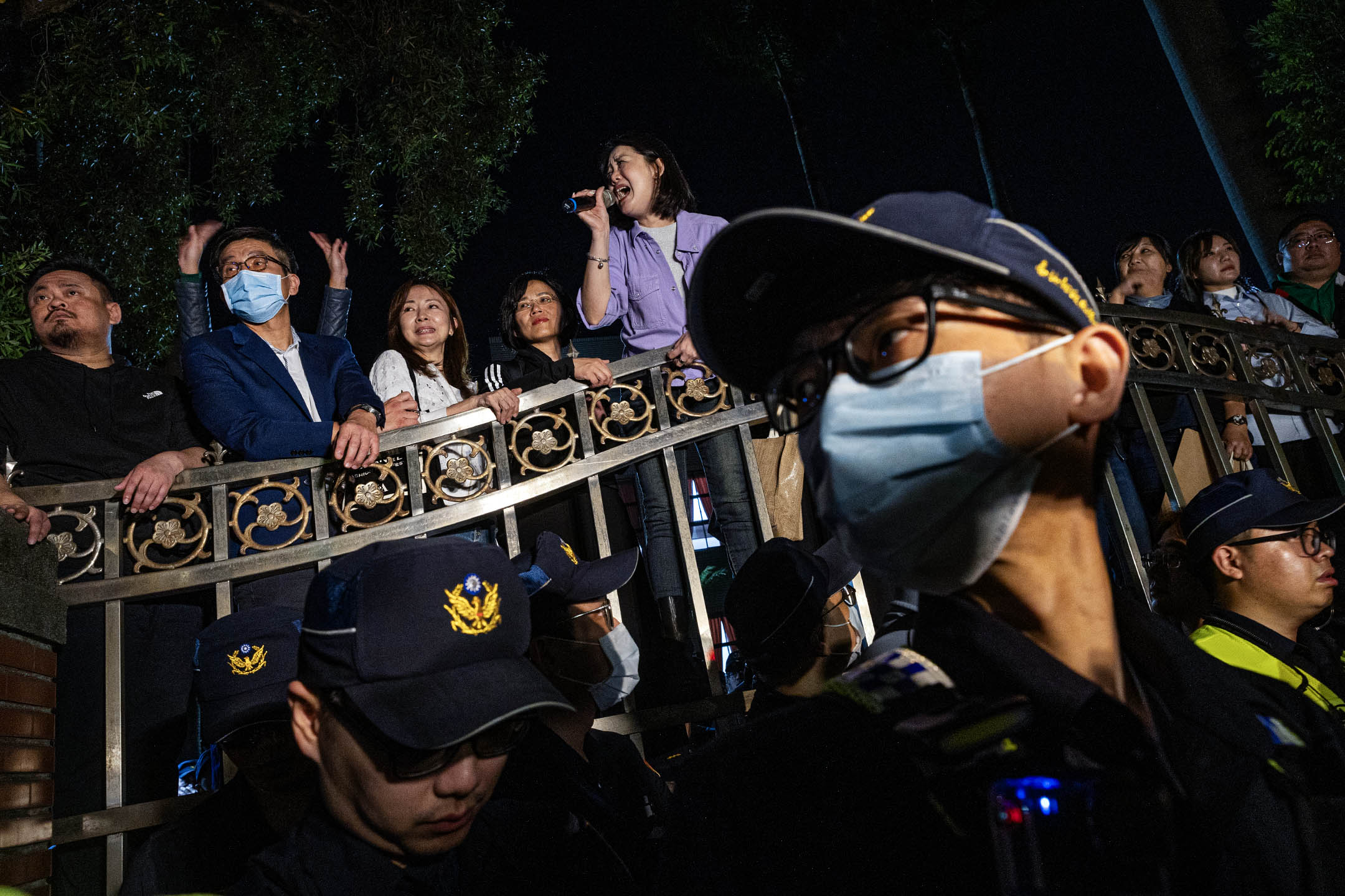 2024年5月17日,台北,立法院處理國會改革相關法案,民眾在外集會抗議,批評藍白違反程序正義,民進黨立委與示威者致謝。攝:陳焯煇/端傳媒
