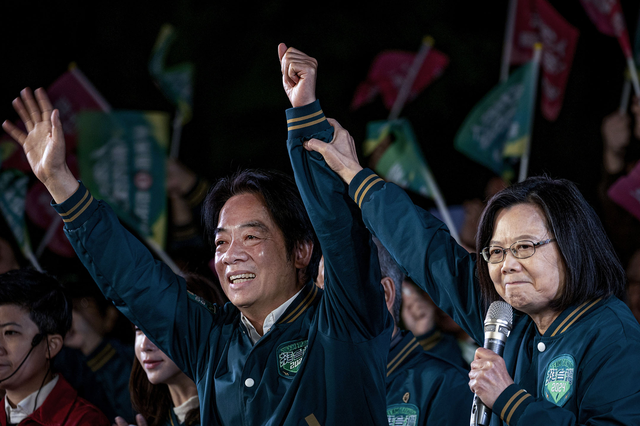 2024年1月11日,台北凱達格蘭大道,民進黨在總統府前舉行造勢晚會,總統蔡英文在台上發言。攝:陳焯煇/端傳媒