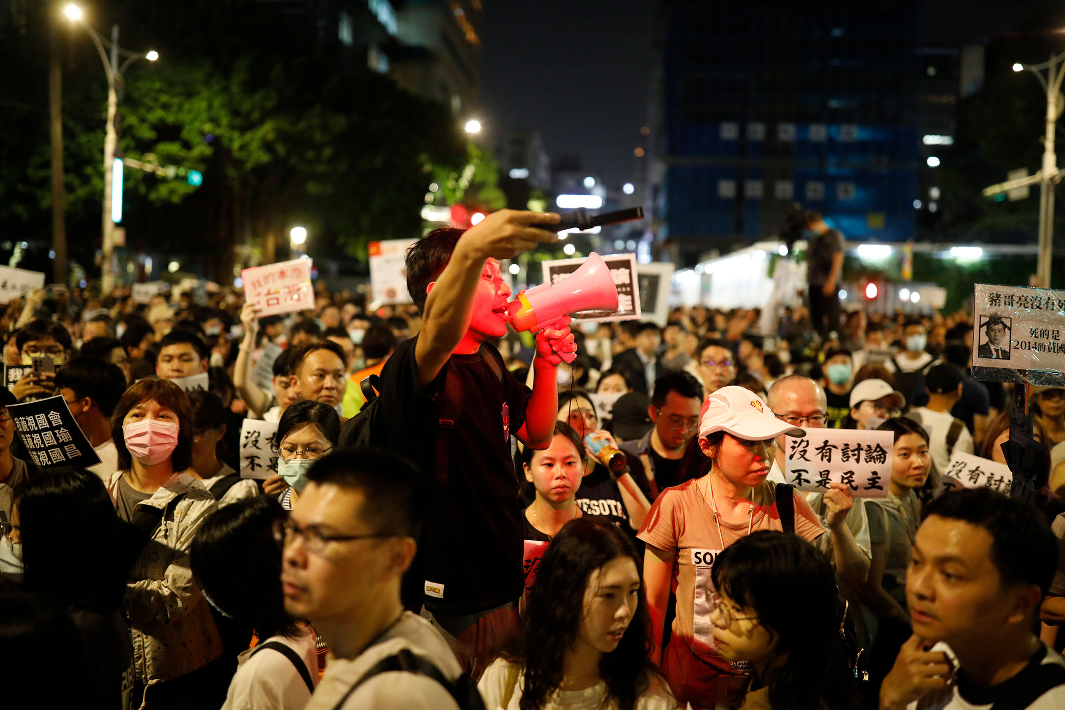 2024年5月24日,台北,立法院繼續處理藍白國會改革提案,濟南路民衆聚集立院外抗議。攝:林振東/端傳媒