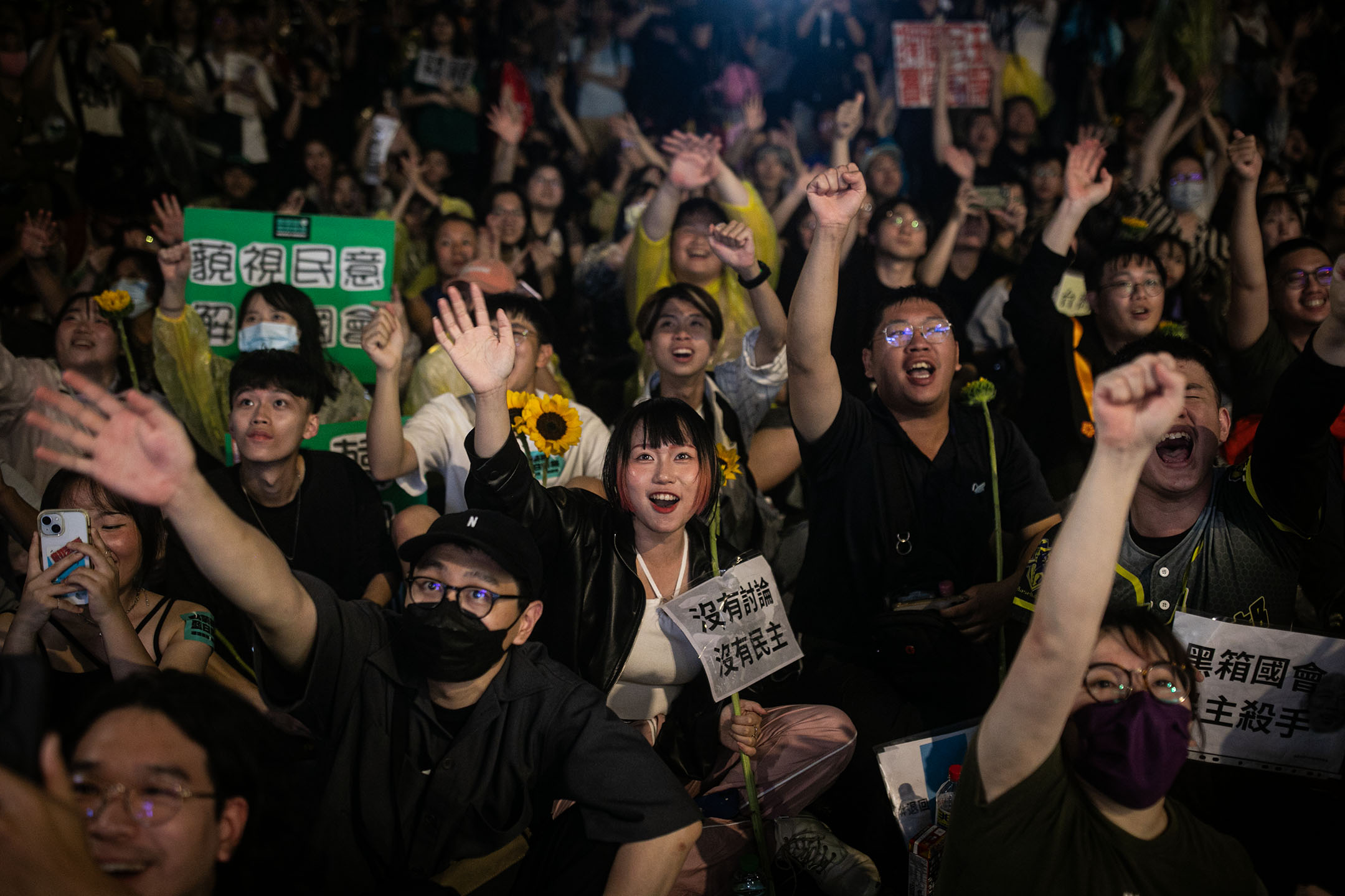 2024年5月21日,台北,立法院繼續處理藍白國會改革提案,場外上萬民眾聚集抗議。攝:陳焯煇/端傳媒