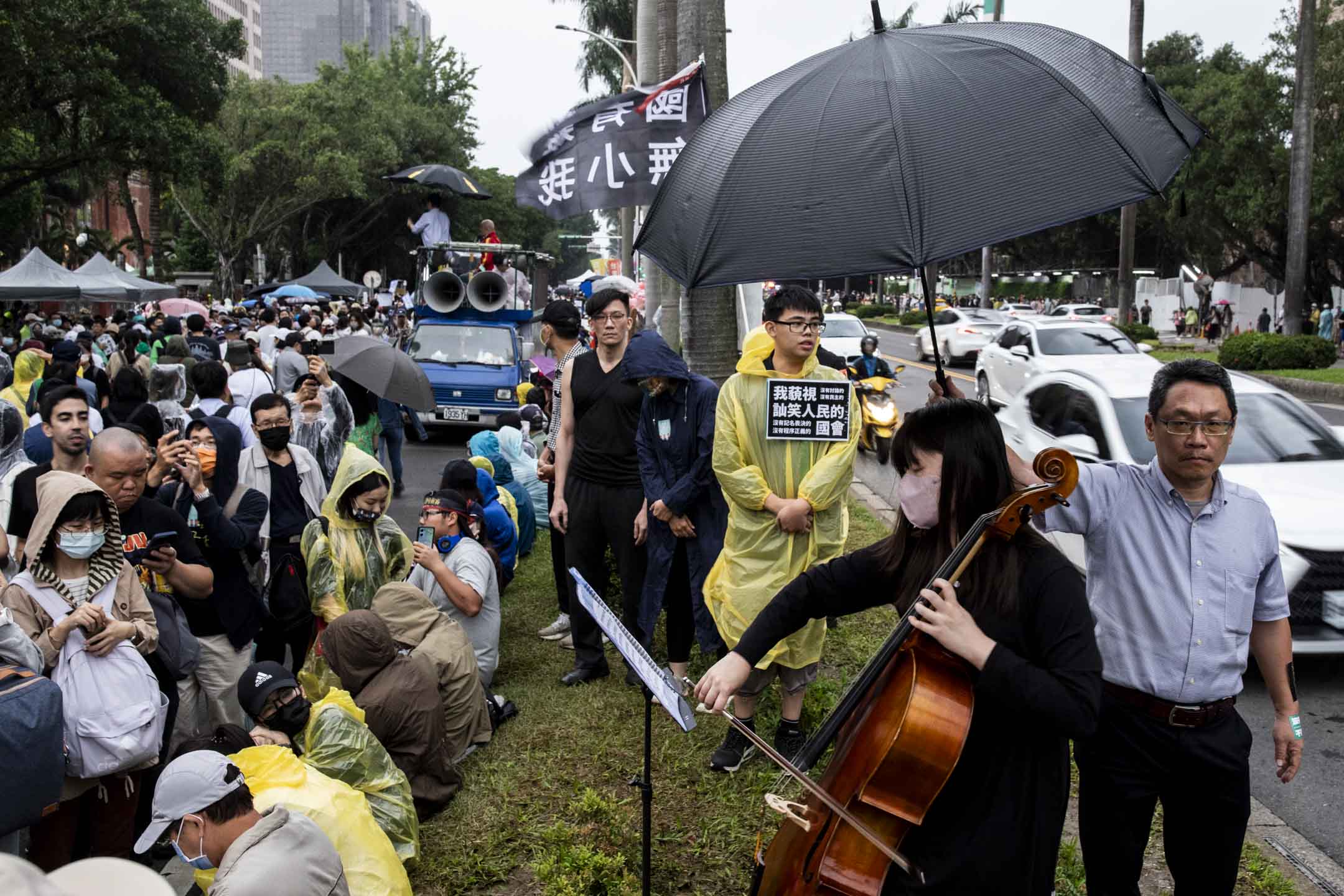 2024年5月28日,台北,立法院進行國會改革法案審議,立法院外有民衆集會。攝:林振東/端傳媒