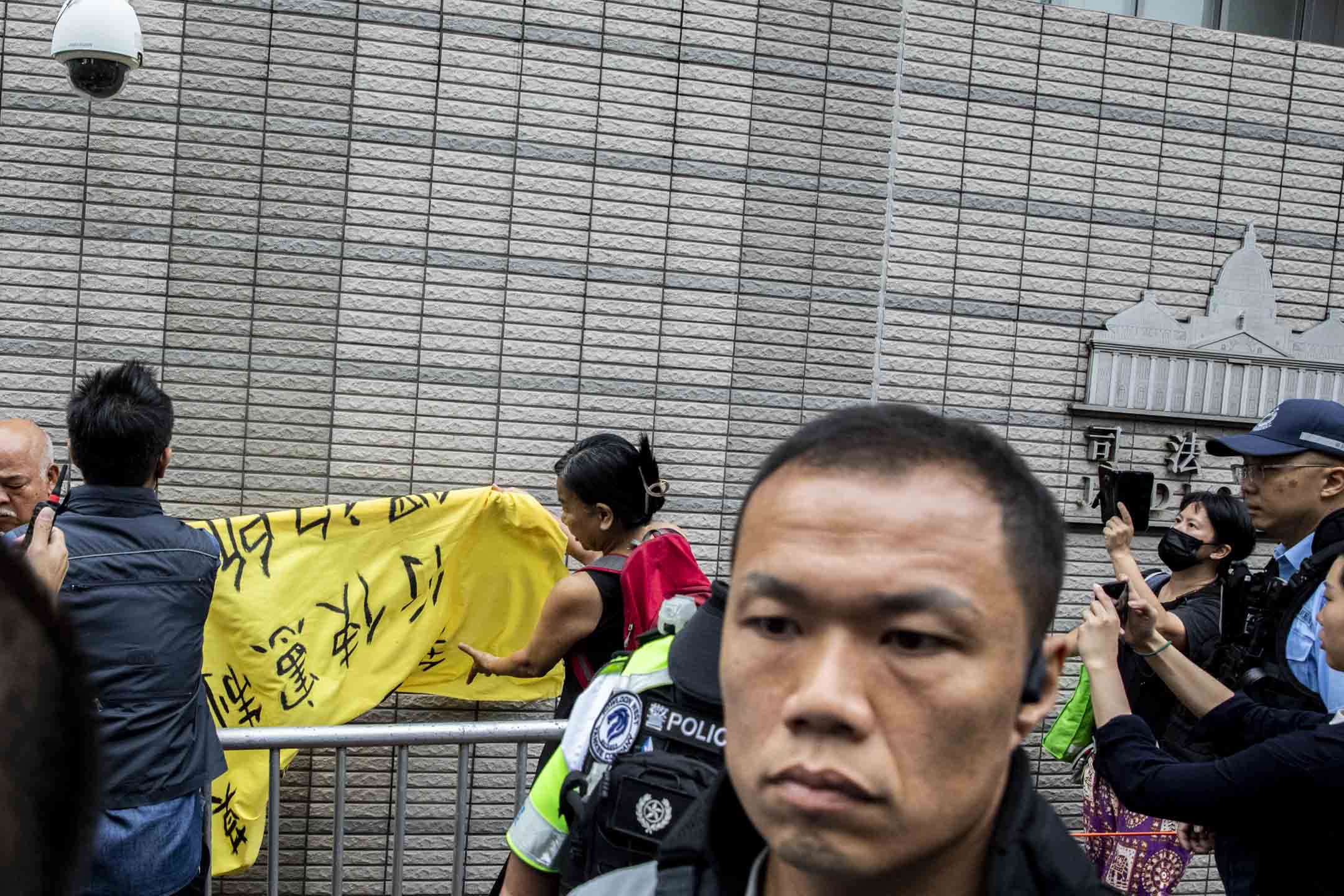 2024年5月30日,香港民主派47人初选案首日裁决,社民连在法院外示威被警察阻止。摄:林振东/端传媒