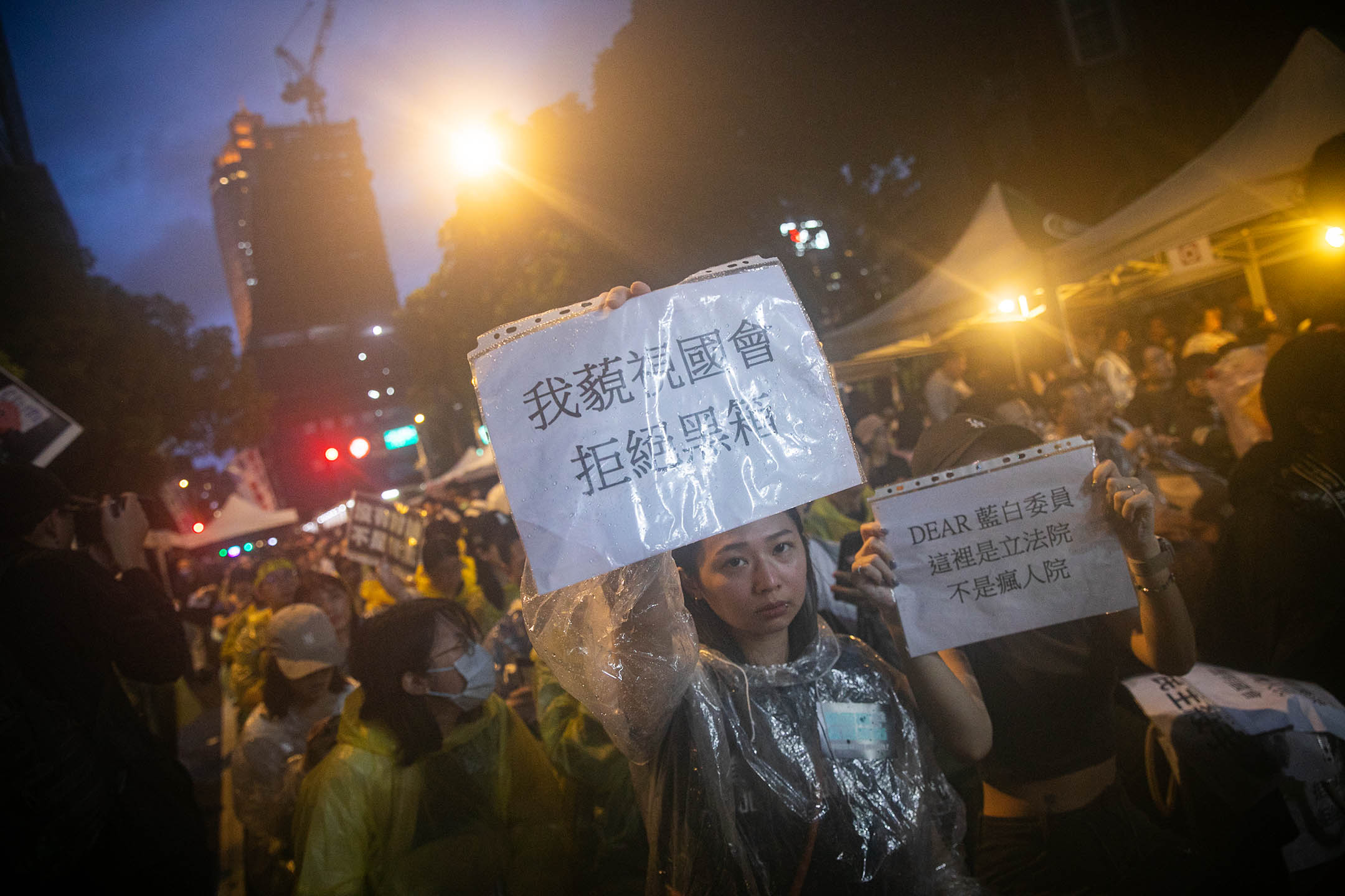 2024年5月21日,台北,立法院繼續處理藍白國會改革提案,場外上萬民衆聚集抗議。攝:陳焯煇/端傳媒