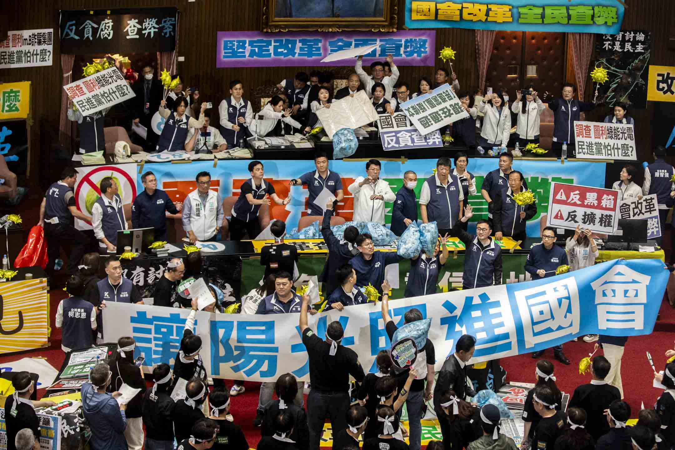 2024年5月28日,台北,立法院進行國會改革法案審議,立法院内民進黨立委向主席台掉垃圾。攝:林振東/端傳媒