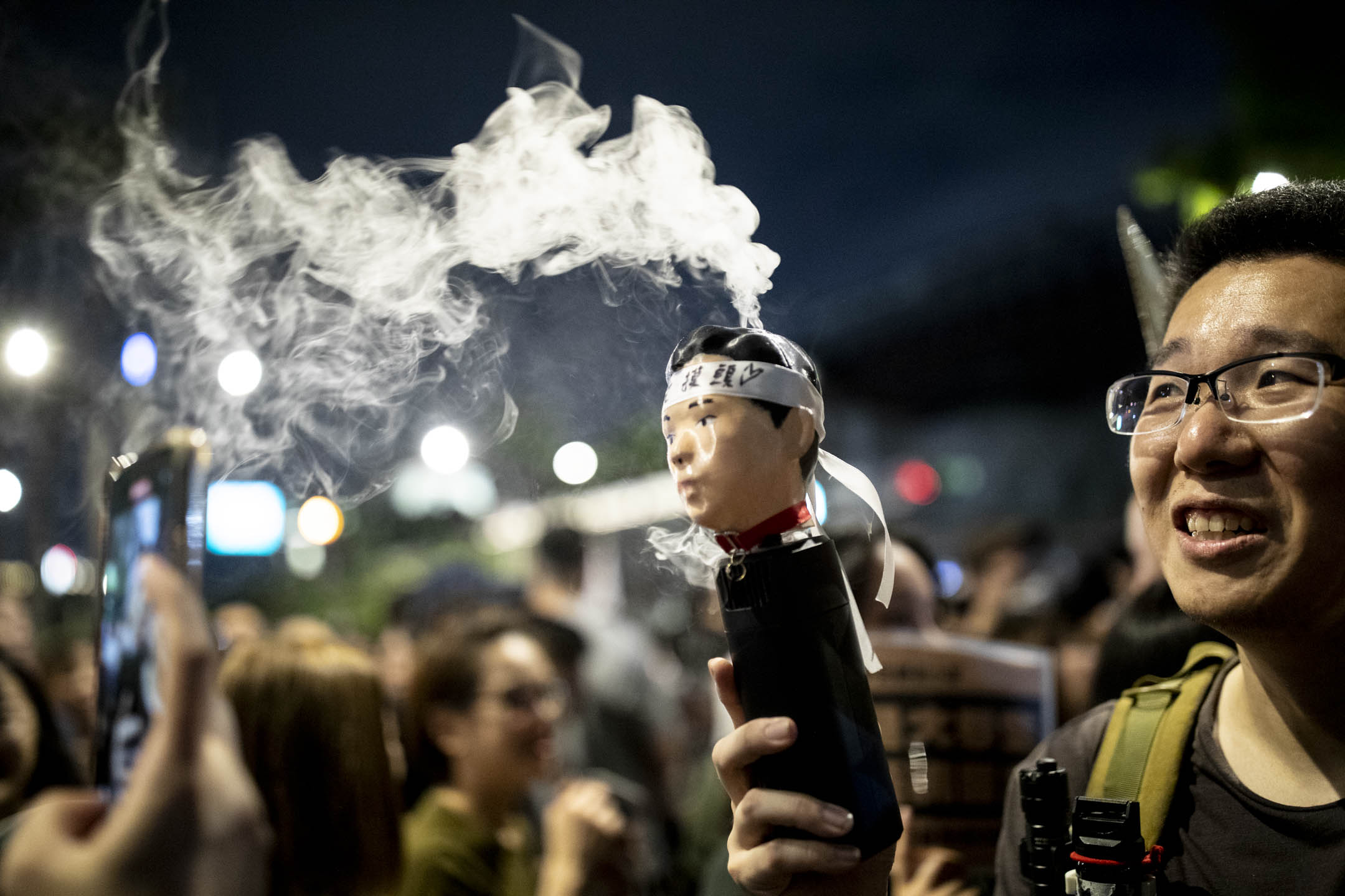 2024年5月24日,台北,立法院繼續處理藍白國會改革提案,民衆聚集立院外抗議。攝:林振東/端傳媒