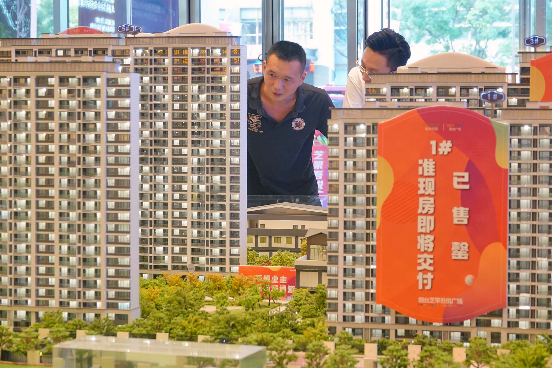 2023年8月25日,中國山東,市民們正在觀看一個房地產項目的模型。攝:Costfoto/NurPhoto via Getty Images