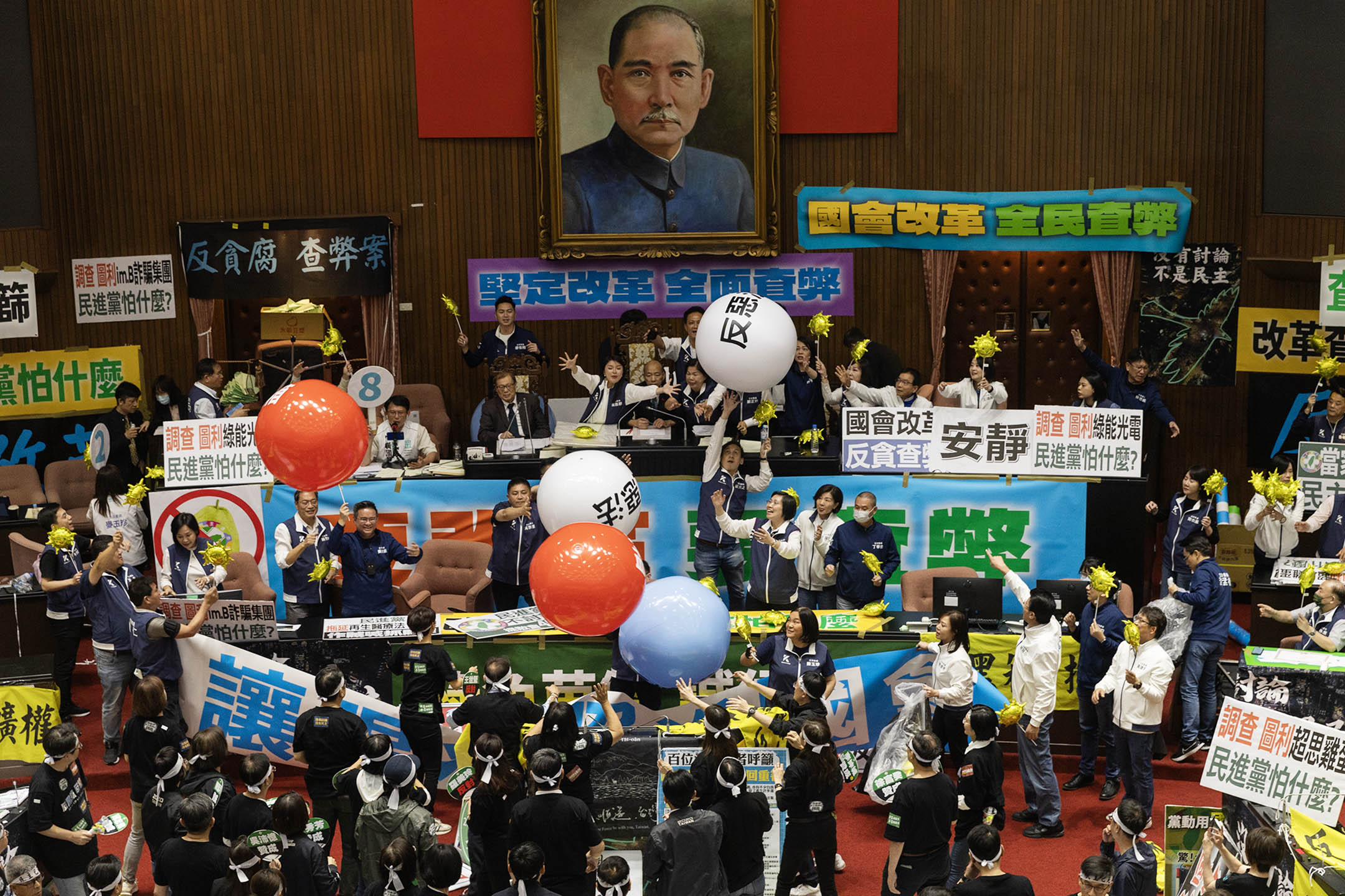 2024年5月28日,台北,立法院進行國會改革法案審議,立法院内民進黨立委向主席台抛汽球。攝:陳焯煇/端傳媒