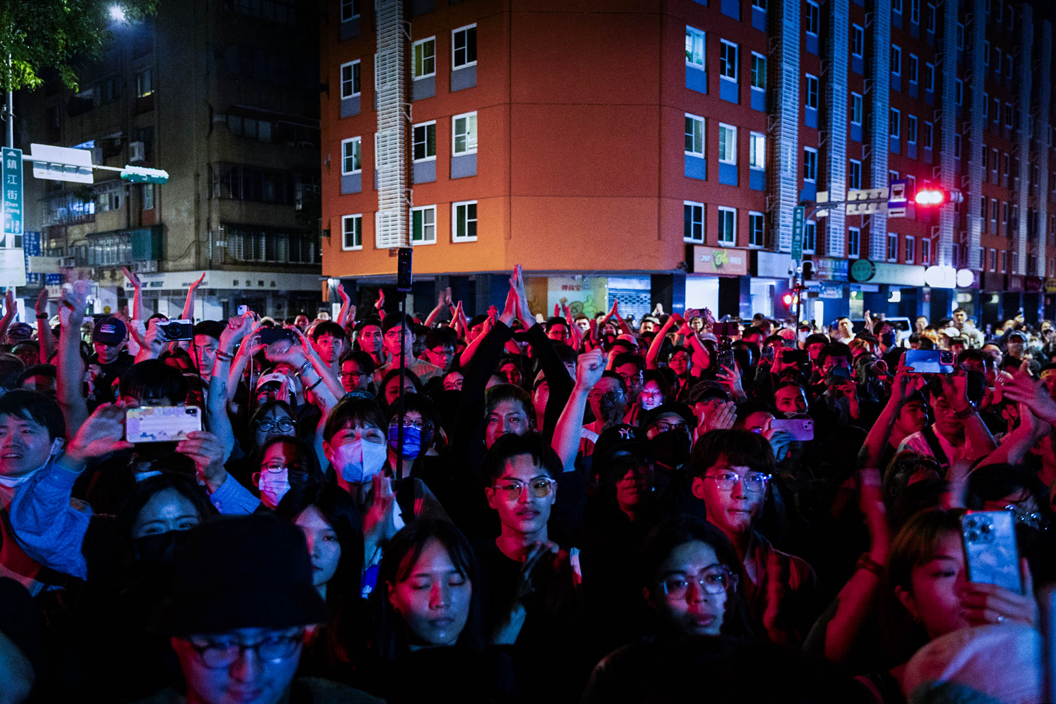 2024年5月17日,台北,立法院處理國會改革相關法案,民眾在外集會抗議,批評藍白違反程序正義。攝:陳焯煇/端傳媒