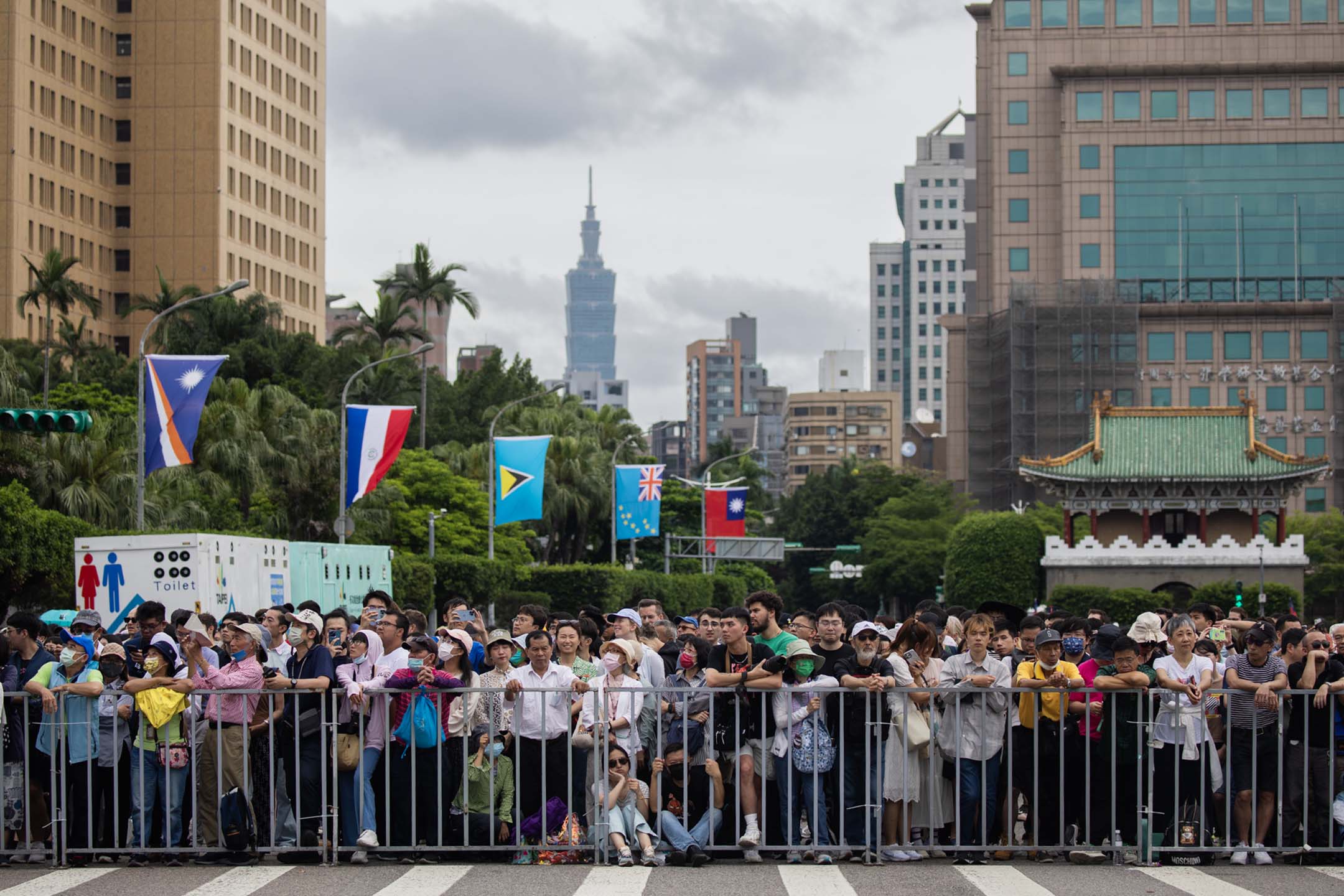 2024年5月20日,台北,中華民國第十六任總統副總統就職典禮,觀眾在外圍觀禮。攝:陳焯煇/端傳媒