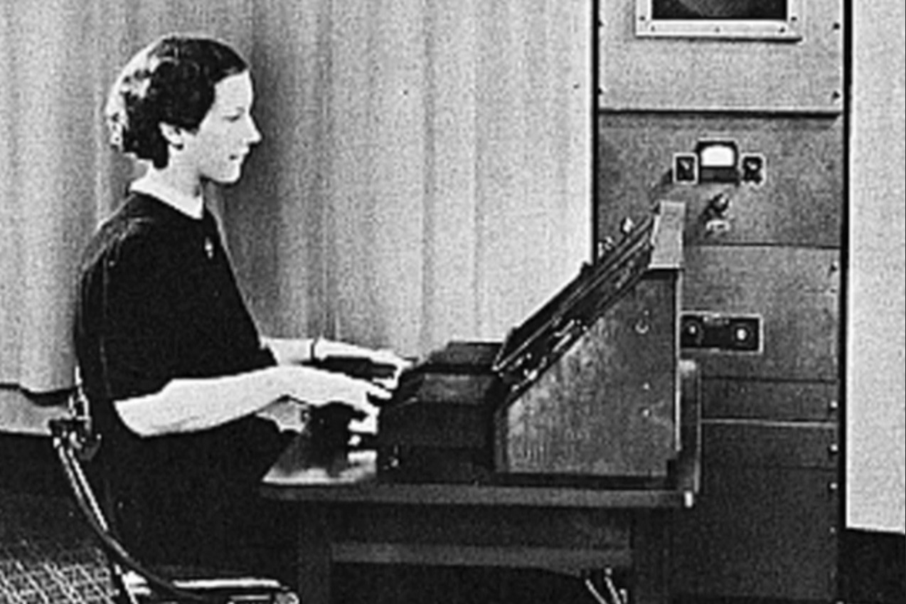 1939 年的世博会上,贝尔实验室工程师达德利(Homer Dudley)发明的语音合成器 Voder 向人类发出了最早的“机器之声”。