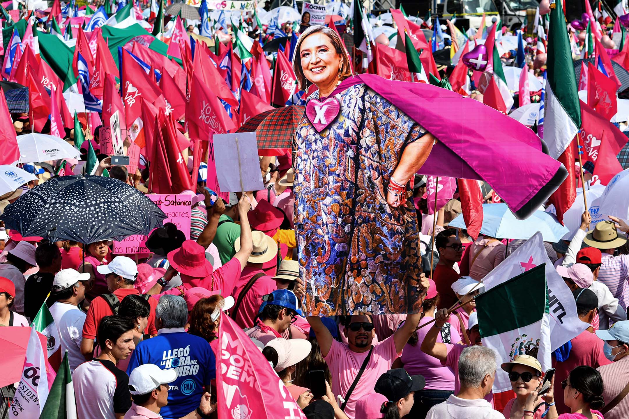 2024年5月19日,墨西哥索卡洛广场,在“Marea Rosa”游行中,有支持者高举总统候选人索契特尔·加尔维斯(Xóchitl Gálvez)的照片。摄:Rebeca Herrera/ObturadorMX/Getty Images