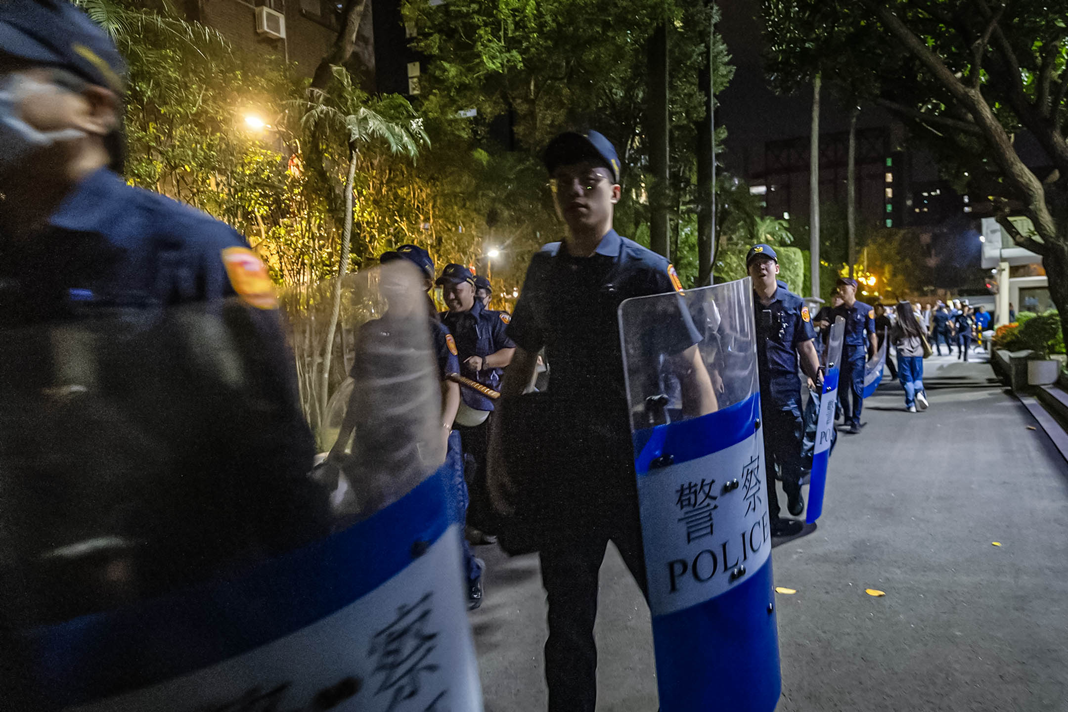 2024年5月17日,台北,立法院處理國會改革相關法案,民眾在外集會抗議,批評藍白違反程序正義,警察到場戒備。攝:陳焯煇/端傳媒