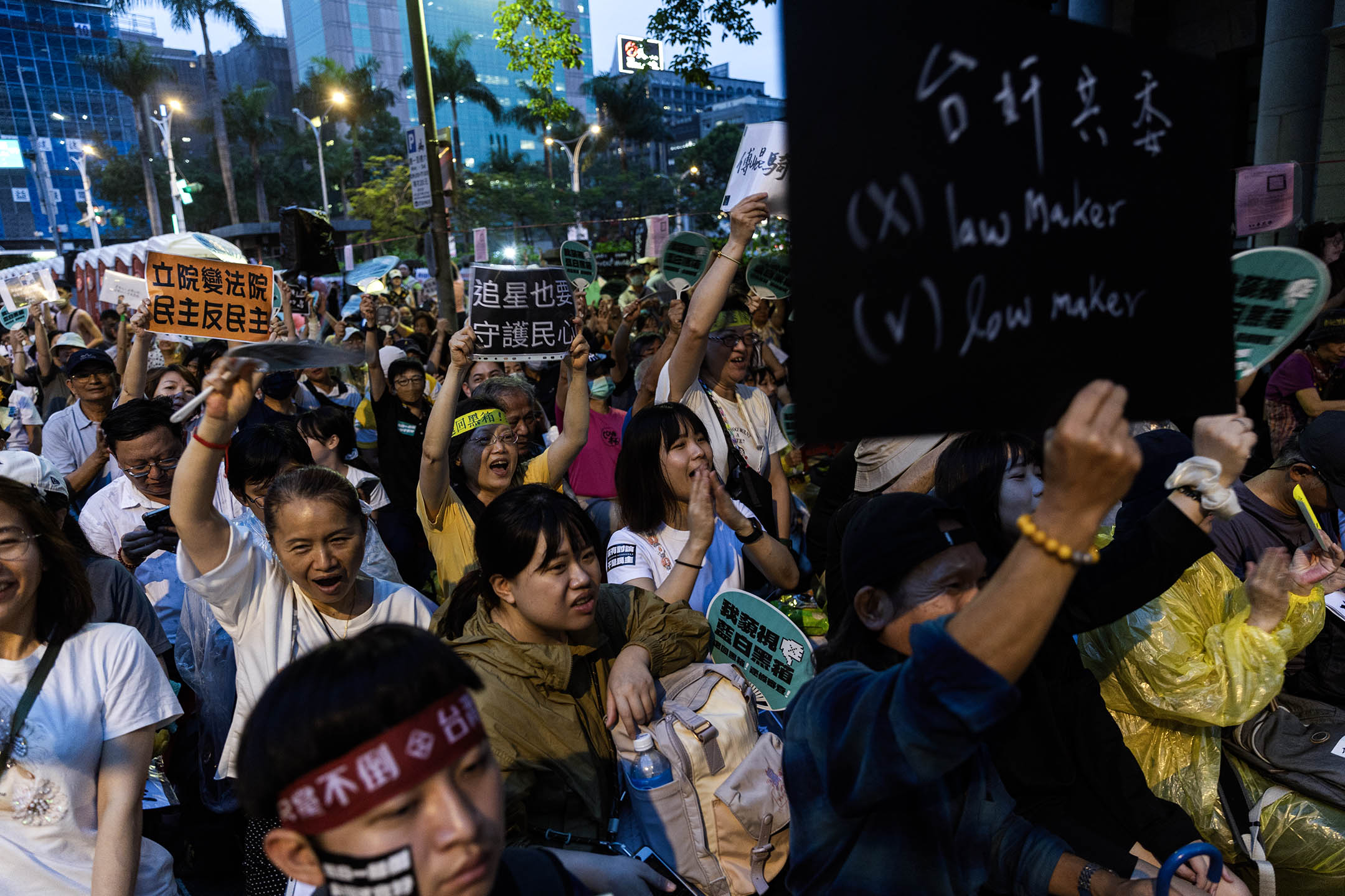 2024年5月24日,台北,立法院繼續處理藍白國會改革提案,示威者在立法院外集會。攝:陳焯煇/端傳媒