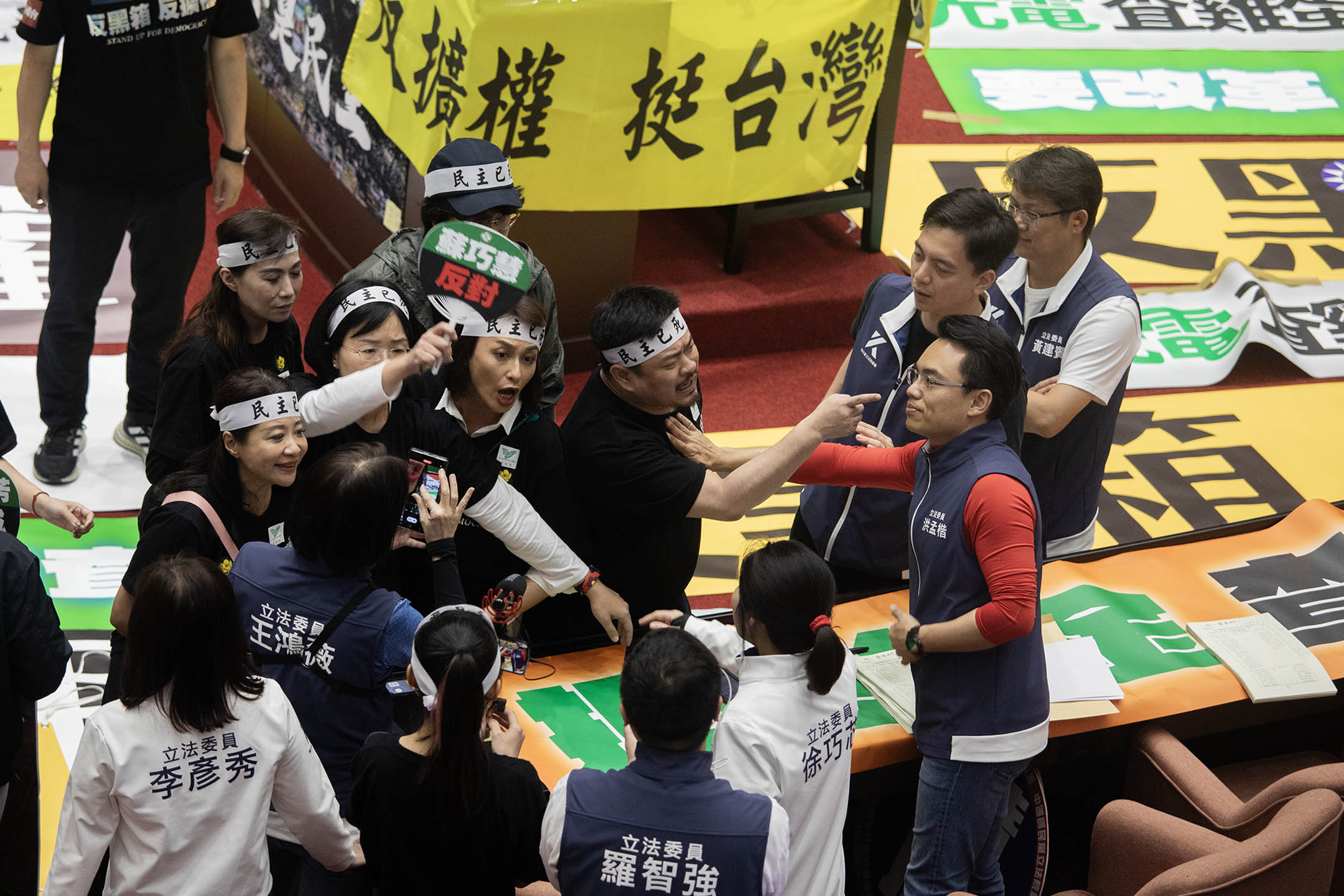 2024年5月28日,台北,立法院進行國會改革法案審議,立法院内民進黨立委與國民黨的立委互相指罵。攝:陳焯煇/端傳媒