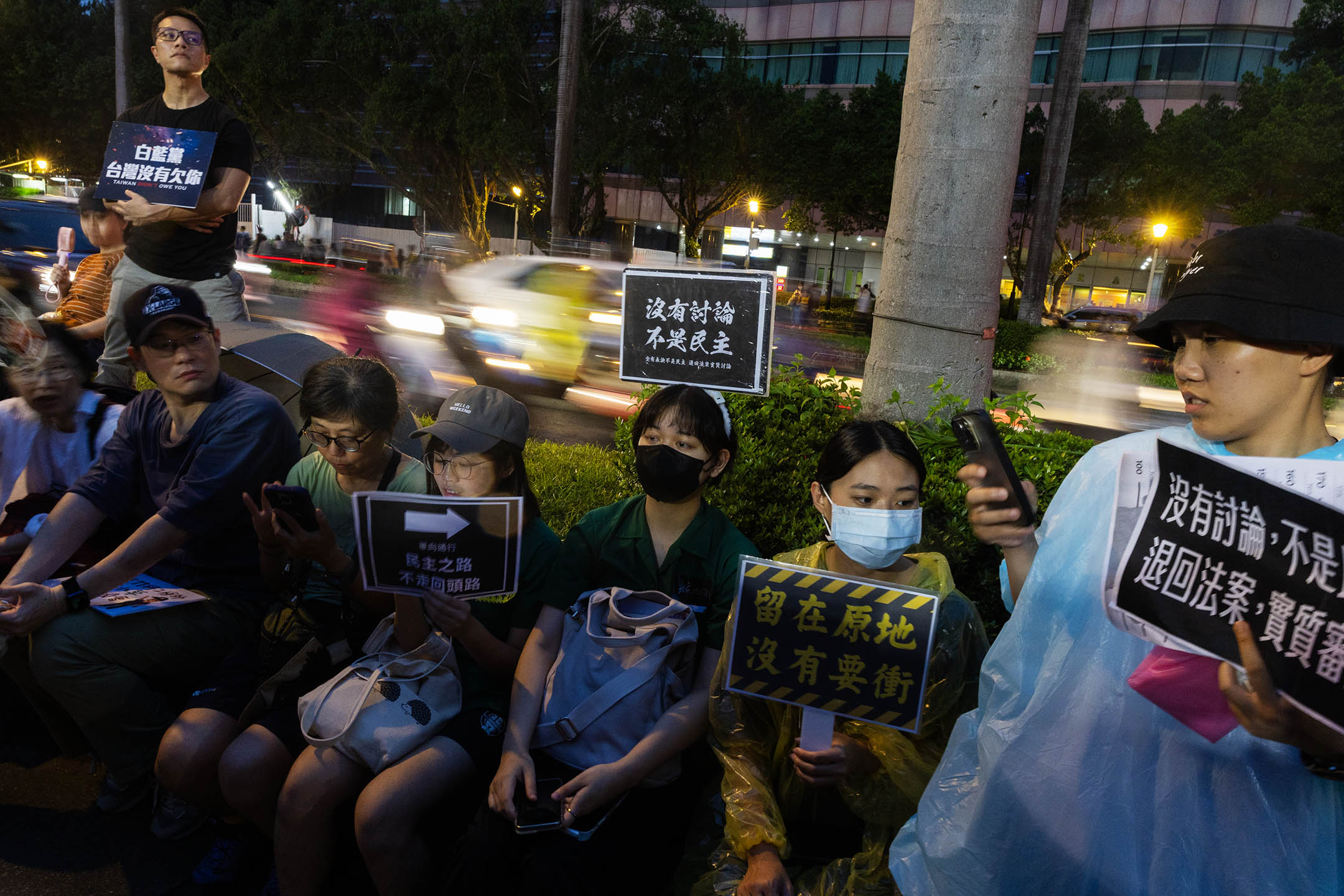 2024年5月24日,台北,立法院繼續處理藍白國會改革提案,示威者在立法院外集會。攝:陳焯煇/端傳媒