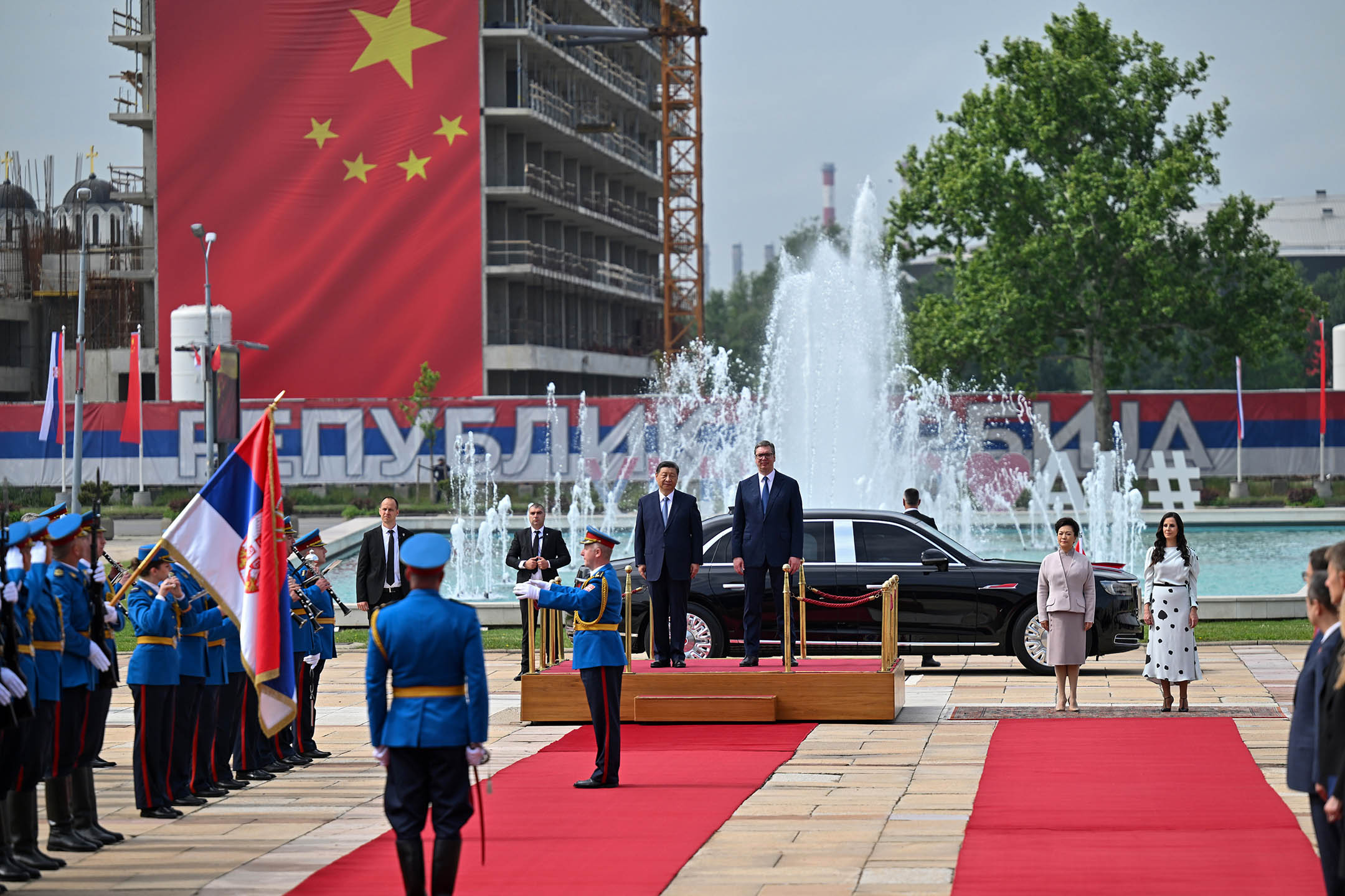 2024年5月8日,塞尔维亚总统亚历山大·武契奇(右)和中国国家主席习近平在塞尔维亚宫。摄:Oliver Bunic/Bloomberg via Getty Images