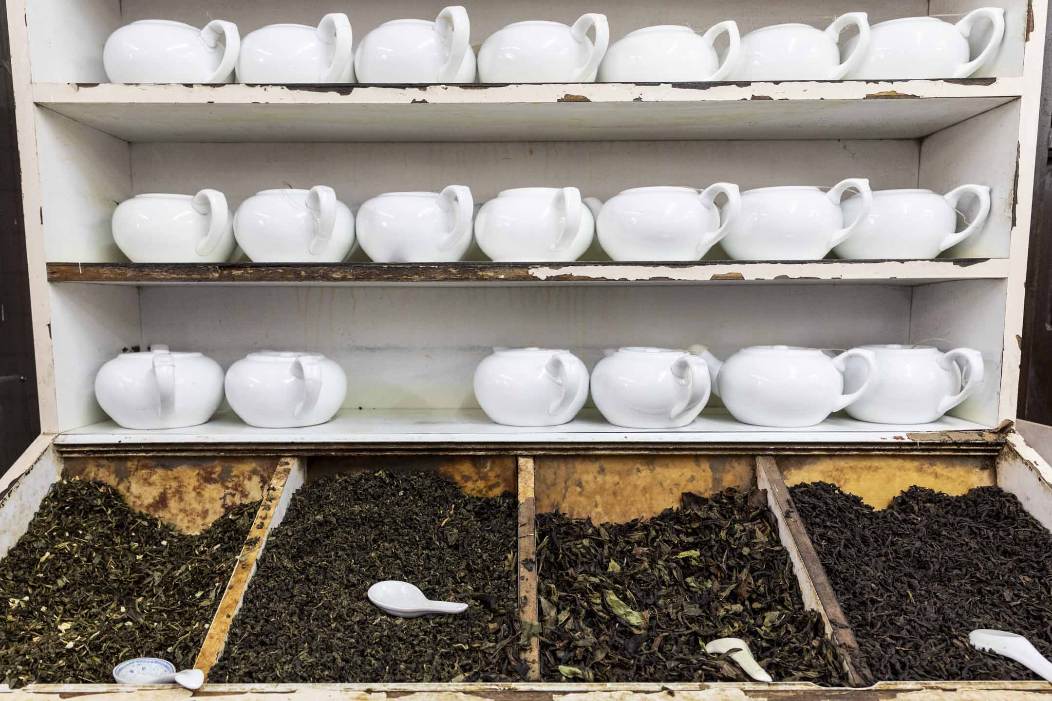 中式茶樓的茶壺與茶葉。攝:林振東/端傳媒