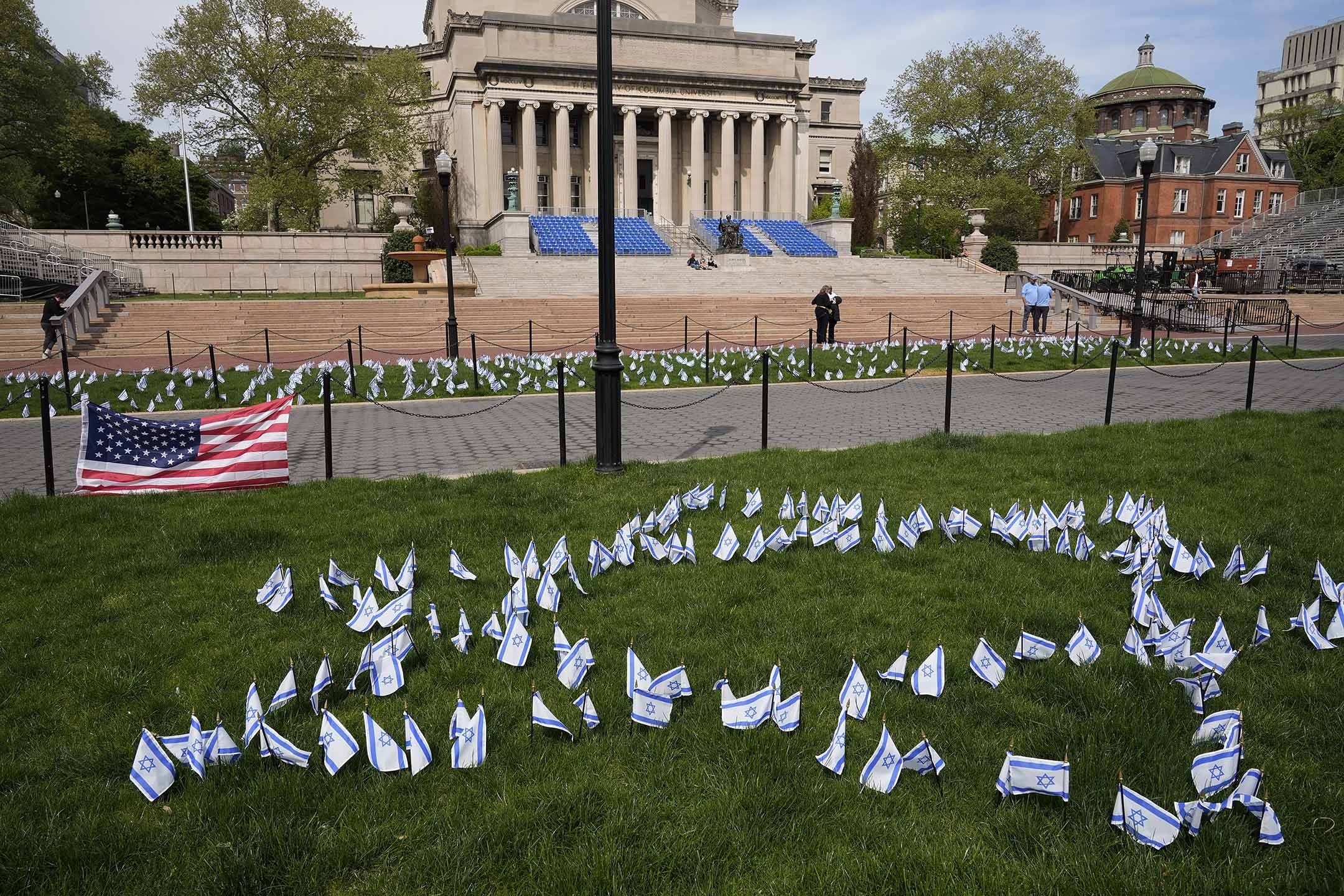 2024年4月30日,以色列国旗插在纽约市哥伦比亚大学校园内。摄:Mary Altaffer-Pool/Getty Images
