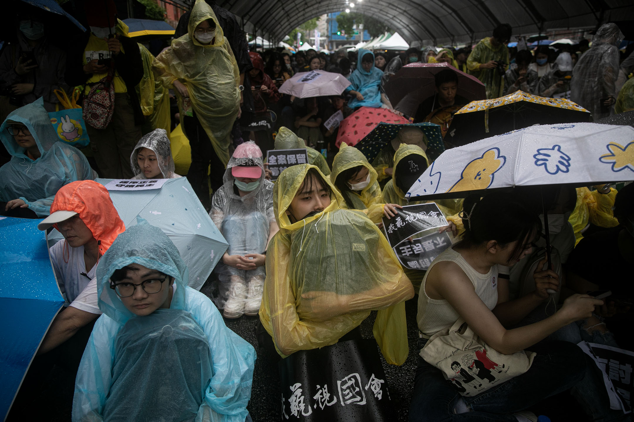 2024年5月21日,台北,立法院繼續處理藍白國會改革提案,場外上萬民衆聚集抗議。攝:陳焯煇/端傳媒