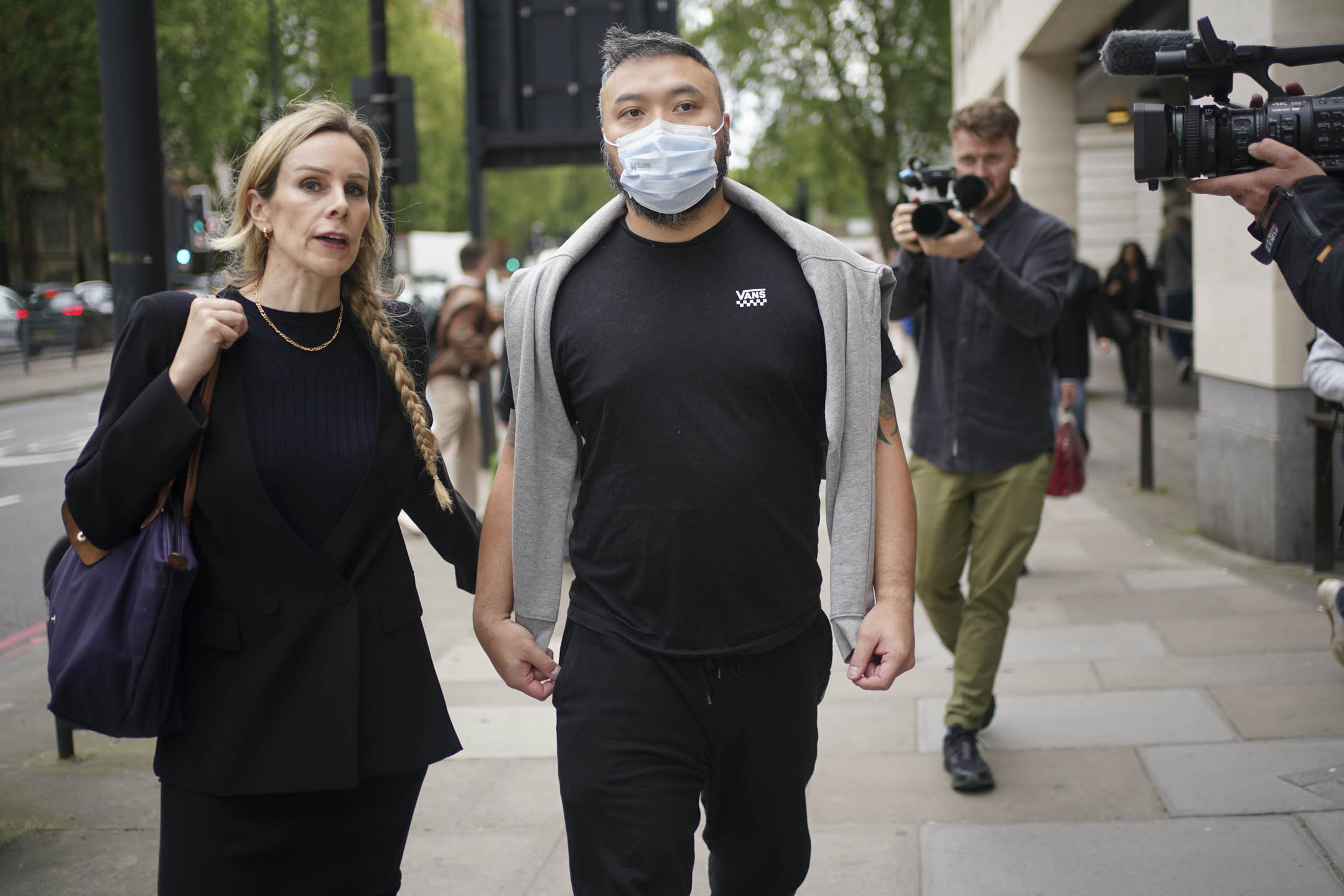 2024年5月13日,英国伦敦,被告 Chi Leung Wai 在英国创 办私人保安公司 D5 Security ,控方指他与袁松彪商讨监视对象,并透过其保安公司收取香港驻伦敦经贸办款,Chi Leung Wai 保释后离开法院。摄:Yui Mok/PA Images via Getty Images