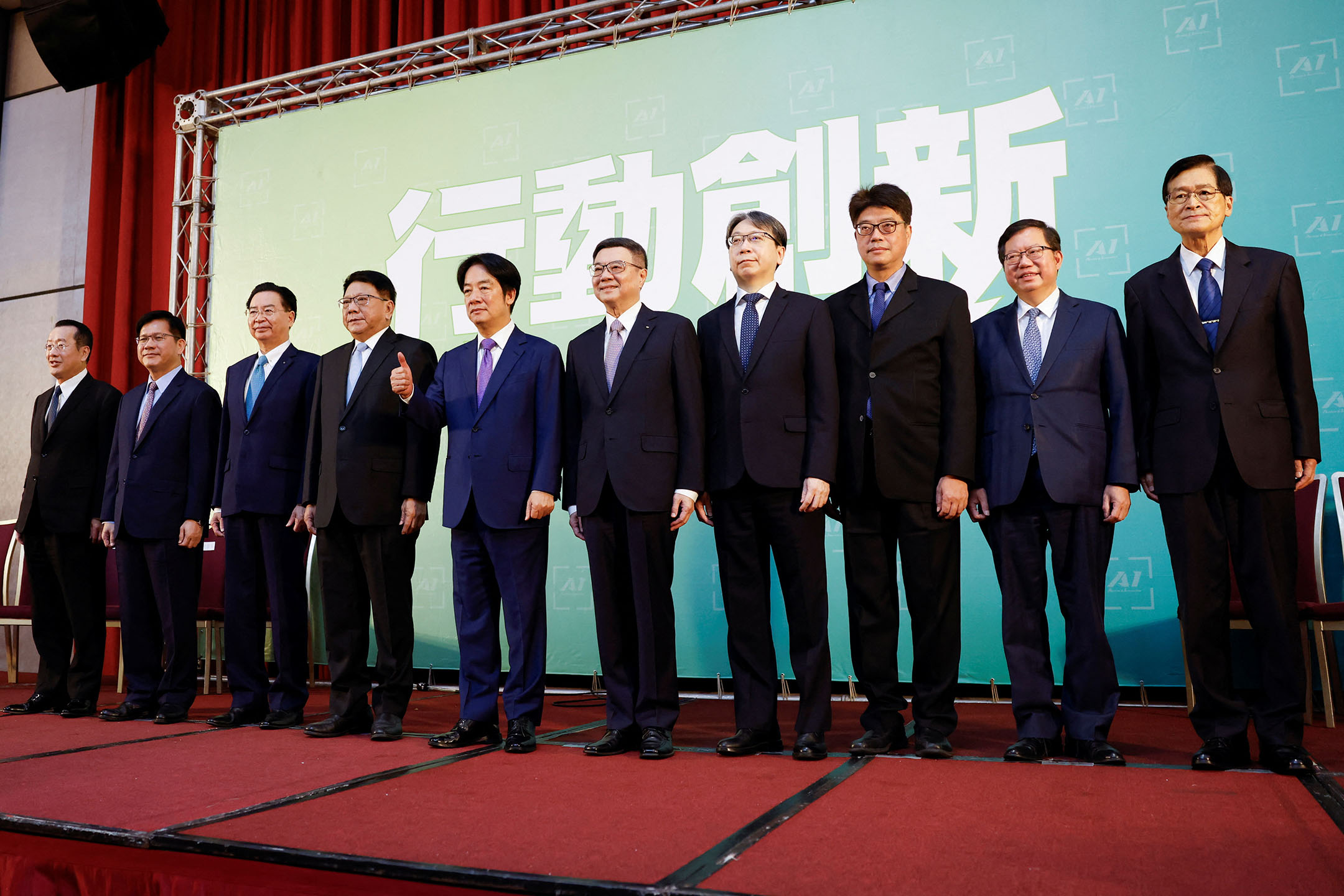 2024年4月24日,台湾候任总统赖清德与他的内阁团队。摄:Carlos Garcia Rawlins/Reuters/达志影像